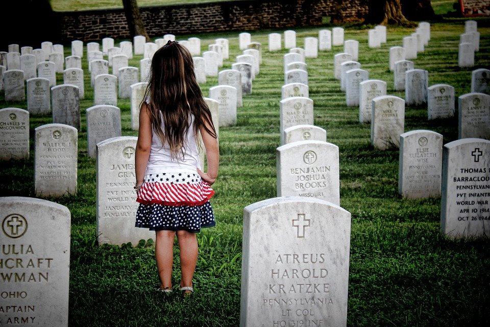 Une petite fille debout dans une cimetière | Photo : Pixabay