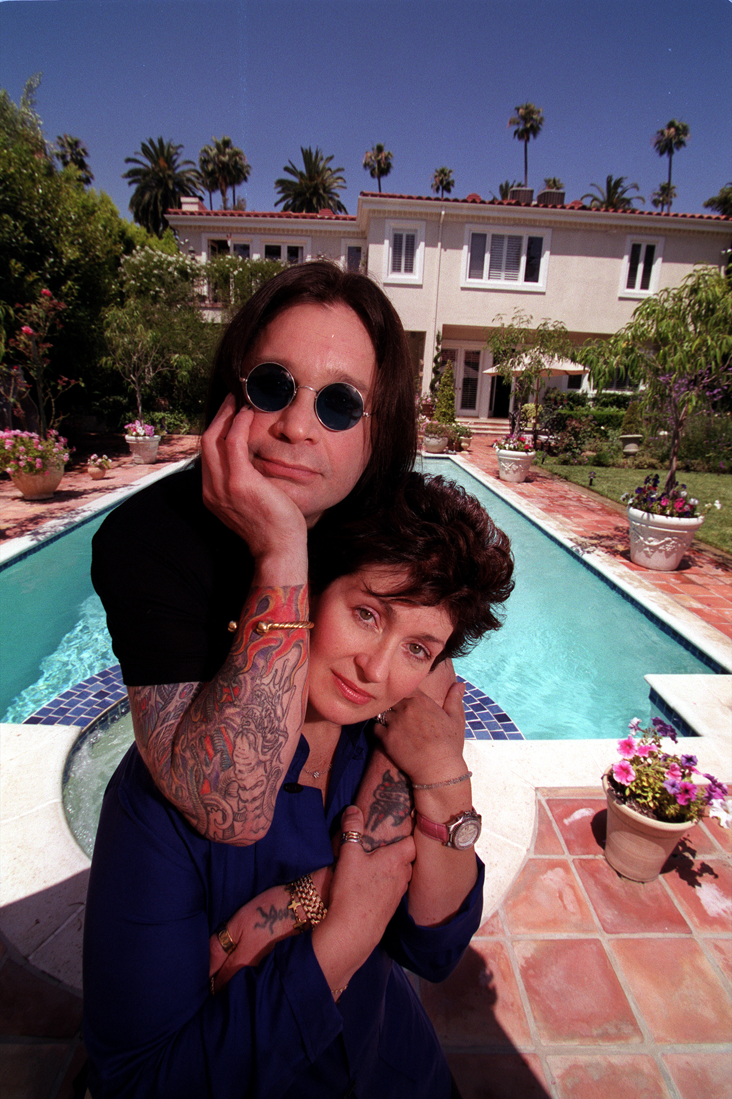 Ozzy et Sharon Osbourne dans l'arrière-cour de leur maison de Beverly Hills, en Californie, le 5 juin 2000 | Source : Getty Images