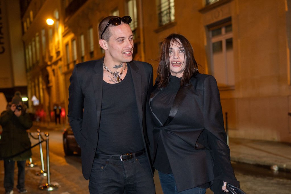 Beatrice Dalle et son fiancé / Source : Getty Images