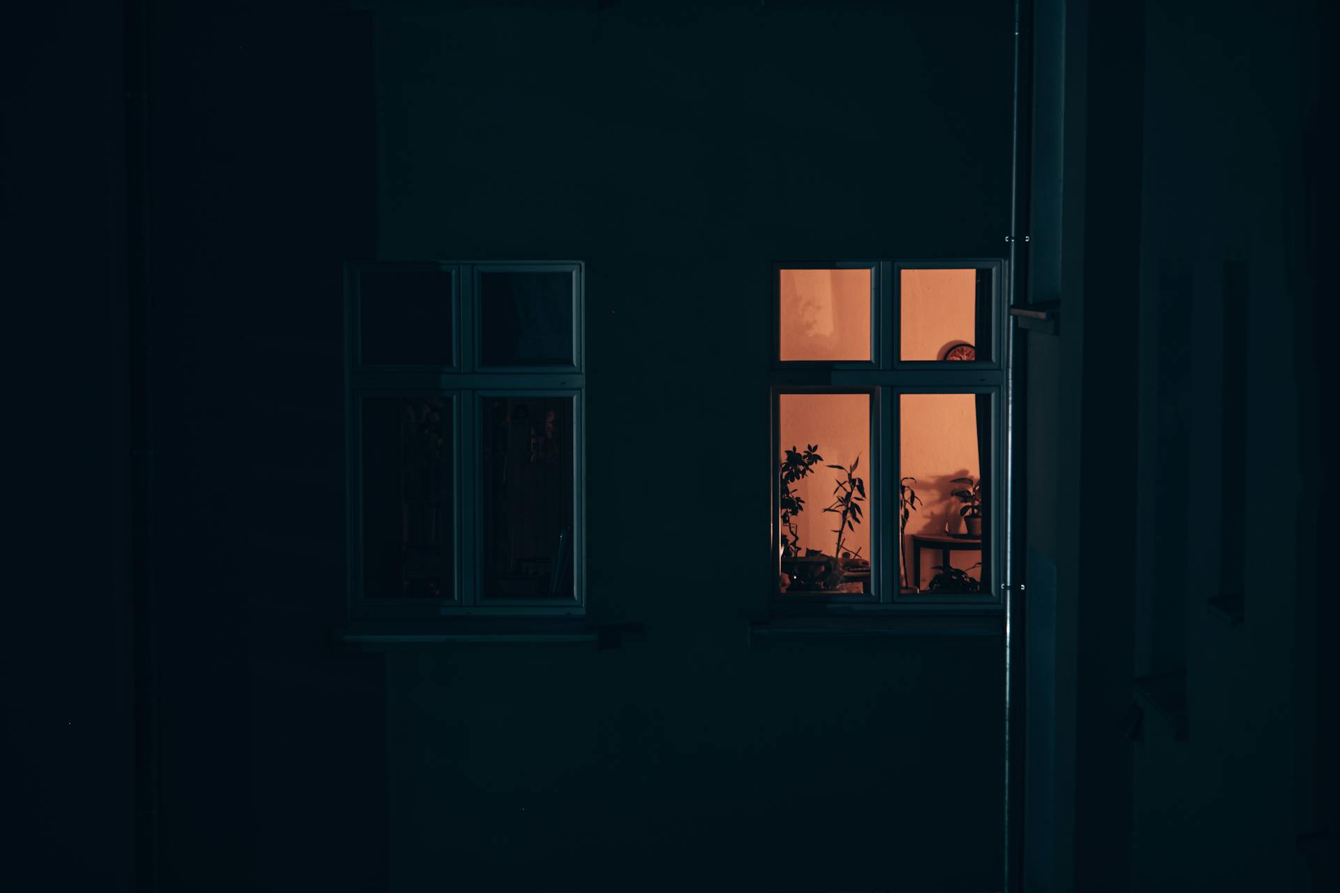 Ein Fenster bei Nacht | Quelle: Pexels