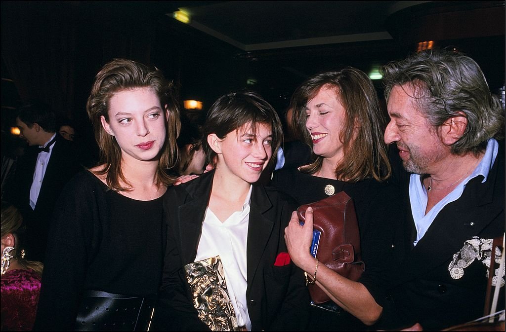 Kate Barry, Charlotte Gainsbourg, Jane Birkin en compagnie de Serge Gainsbourg | source : Getty Images