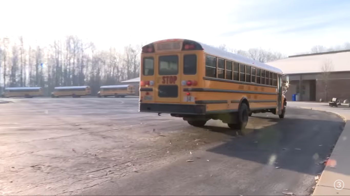 Photo : Un bus scolaire transportant des élèves à l'école | Source : YouTube/@WKYC Channel 3