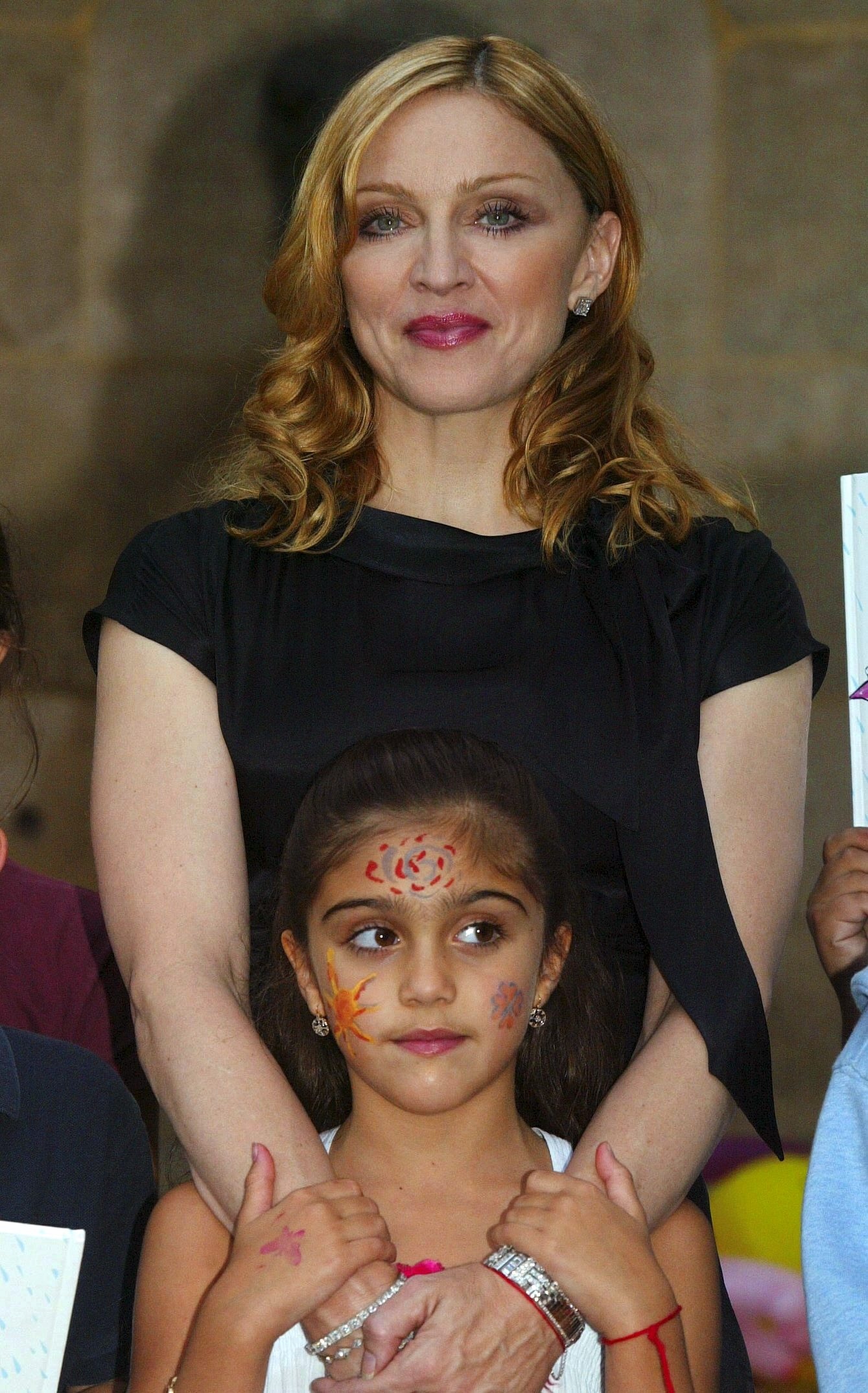 Madonna avec sa fille Lourdes "Lola" Leon le 15 septembre 2003 à Paris, France | Source : Getty Images