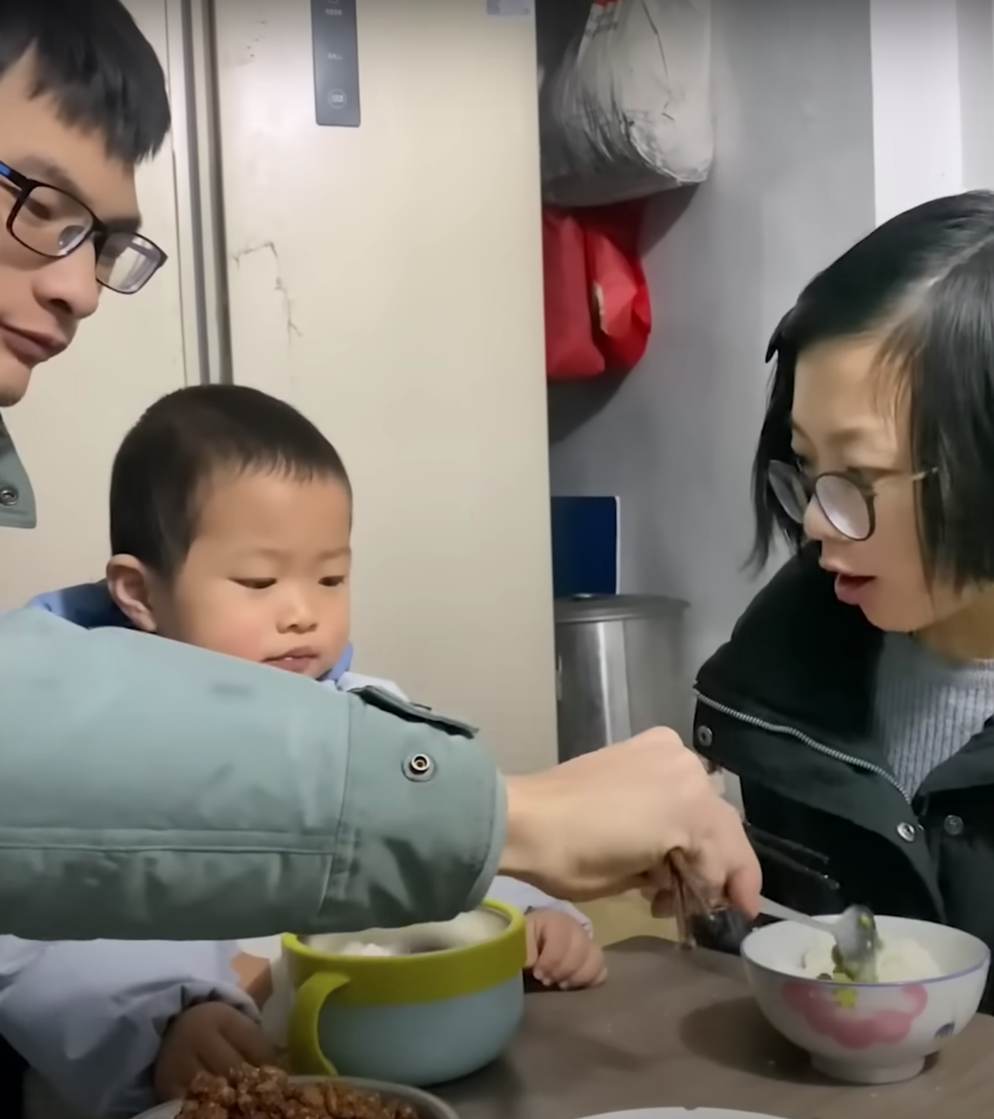 Pomelo et ses parents profitent de leur vie ensemble. | Source : Youtube.com/South China Morning Post