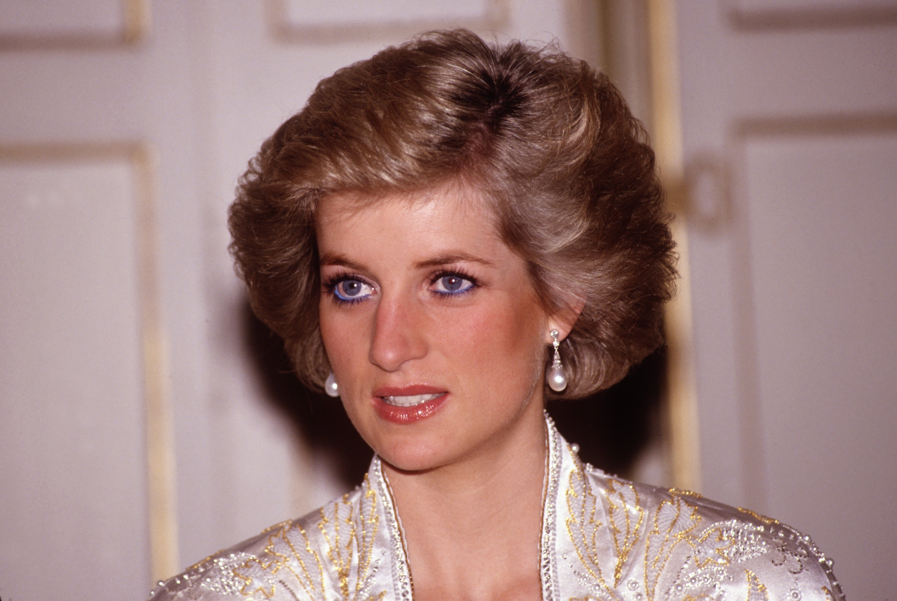 Diana, princesse de Galles, lors d'un dîner donné par le président Mitterrand en novembre 1988 au palais de l'Elysée à Paris, France, lors de la tournée royale de France. Diana portait une robe conçue par Victor Edelstein | Source : Getty Images