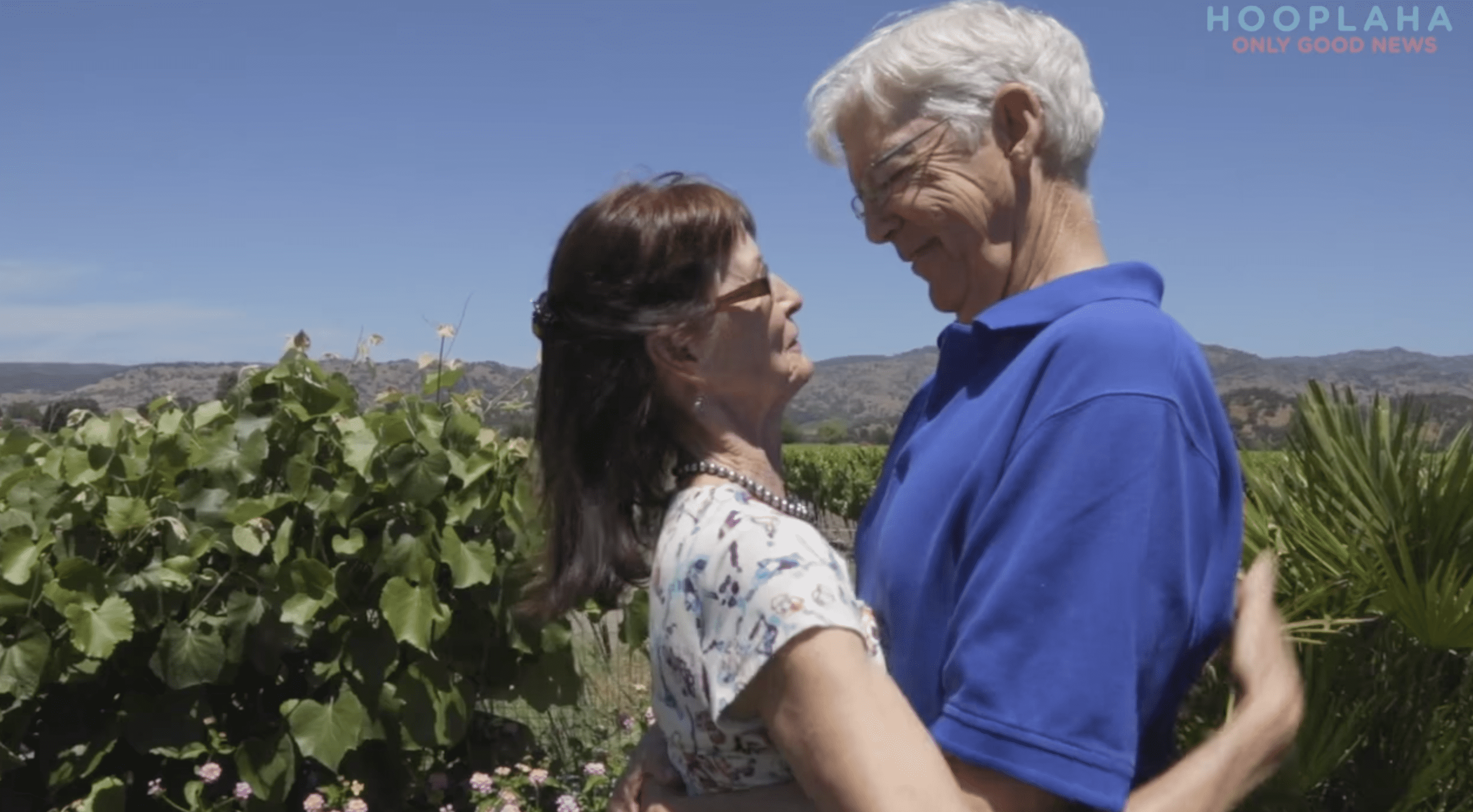 Les anciens amants se sont retrouvés après 48 ans, et ont découvert que leur amour était toujours intact. | Photo : YouTube.com/OnlyGood TV