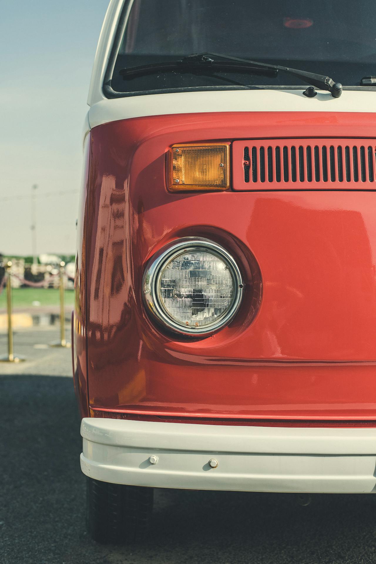 Gros plan sur un monospace rouge | Source : Pexels