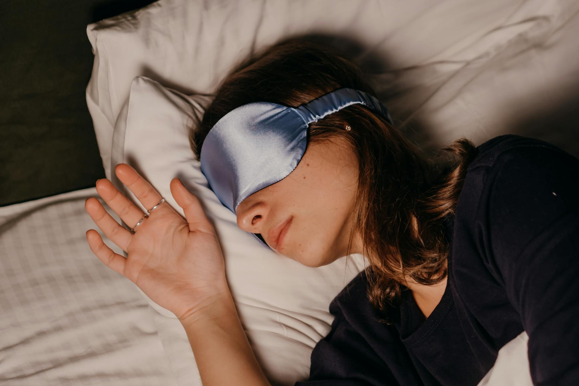 Une femme allongée dans son lit | Source : Pexels