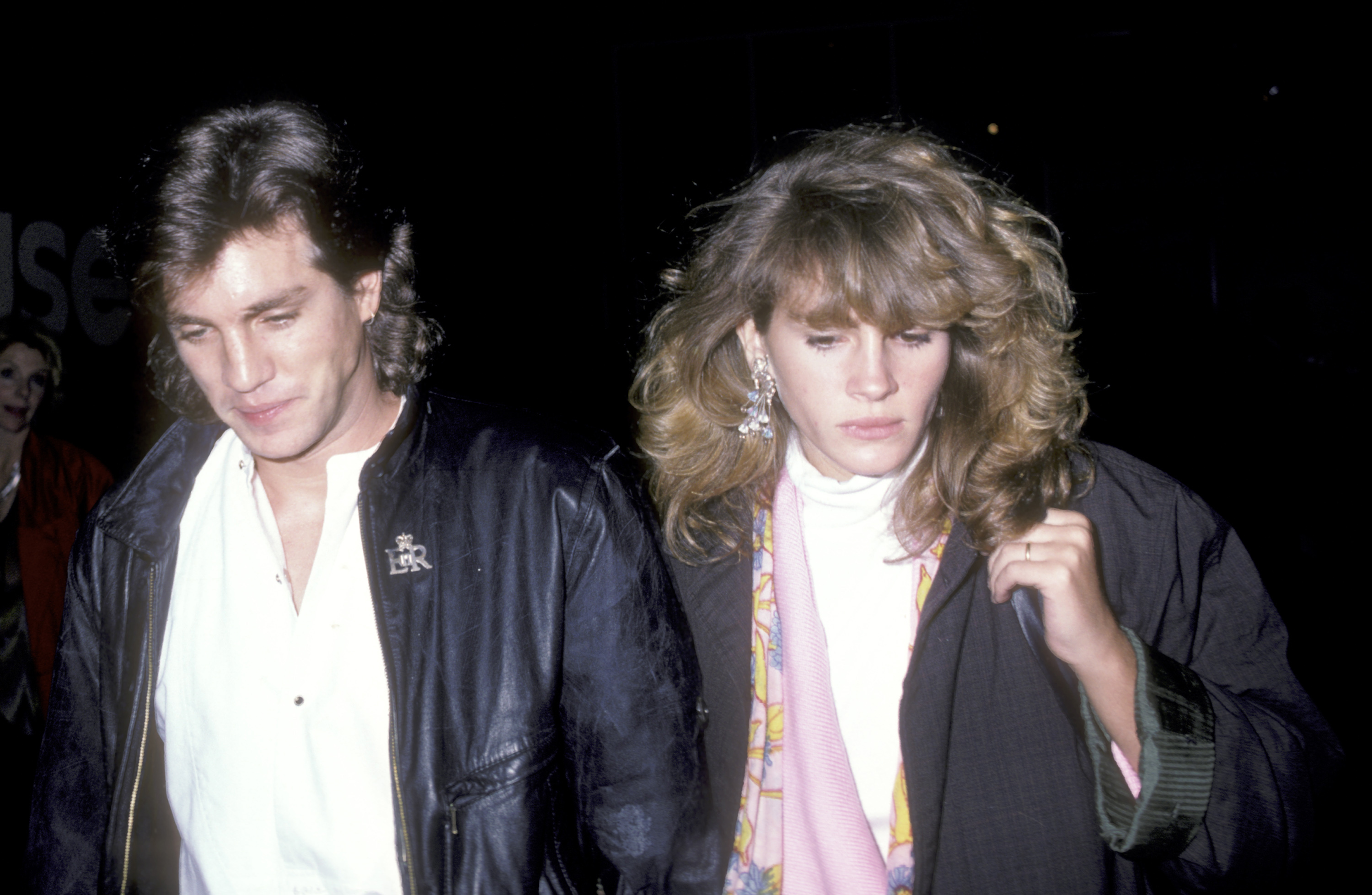 Eric et Julia Roberts assistent à la représentation de la pièce "Goose and Tomtom" au Lincoln Center à New York, le 28 août 1986 | Source : Getty Images