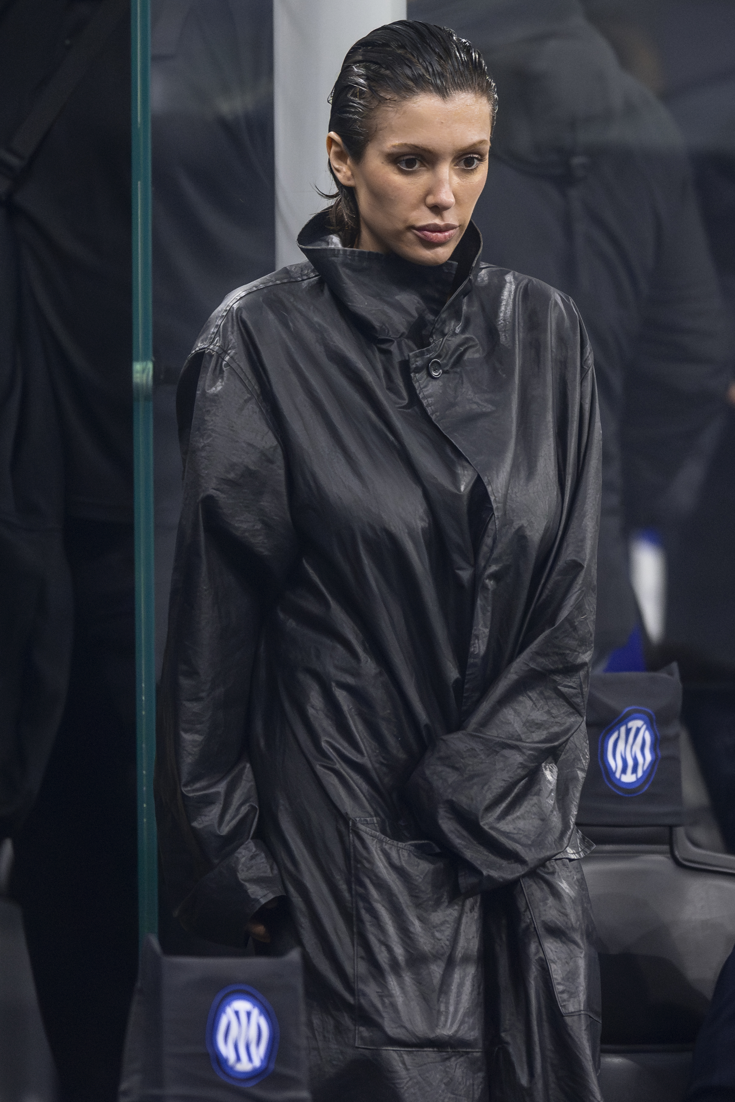 Bianca Censori lors du match aller des huitièmes de finale de l'UEFA Champions League 2023/24 entre le FC Internazionale et l'Atletico Madrid, le 20 février 2024. | Source : Getty Images