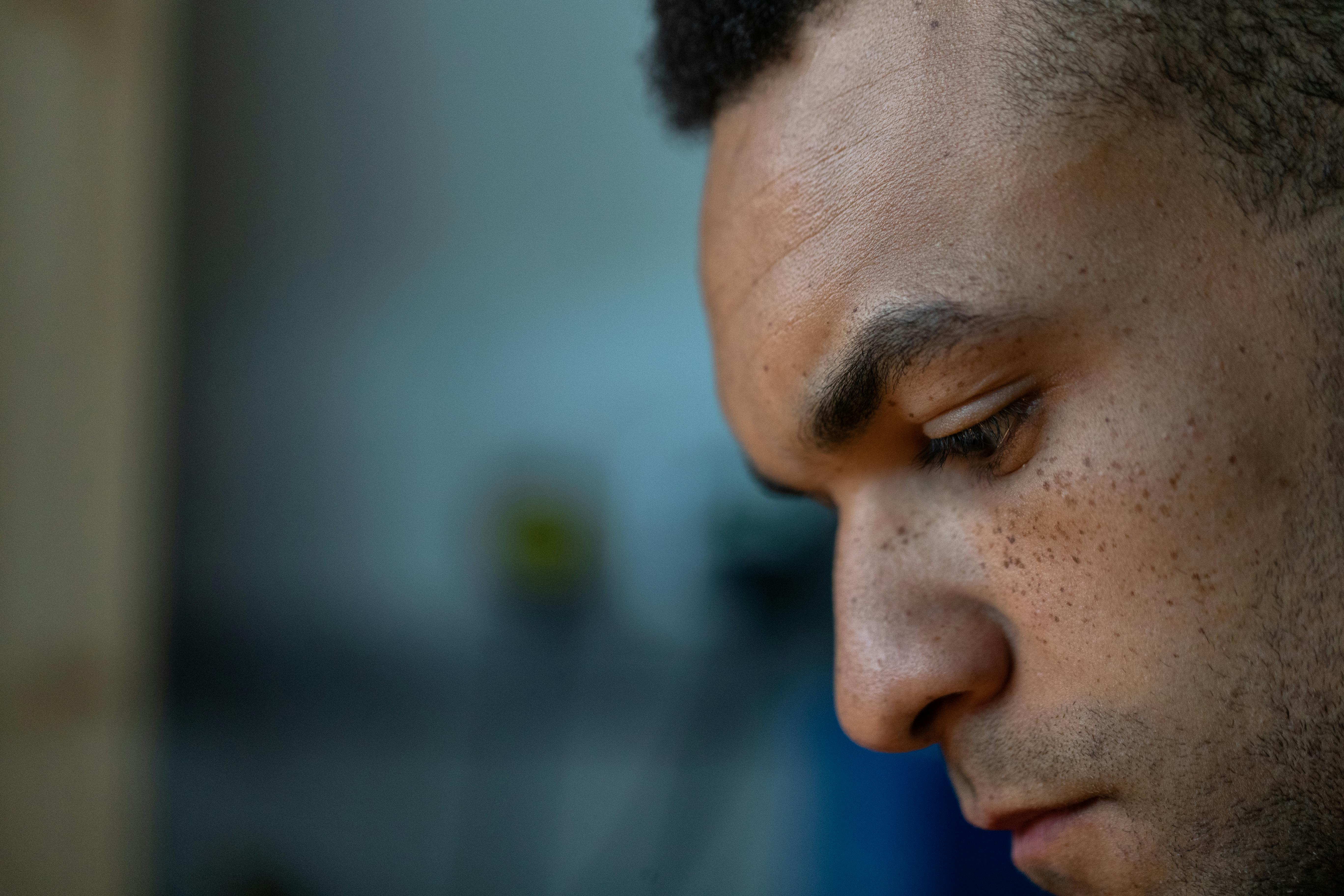 Homme en pleine réflexion | Source : Pexels