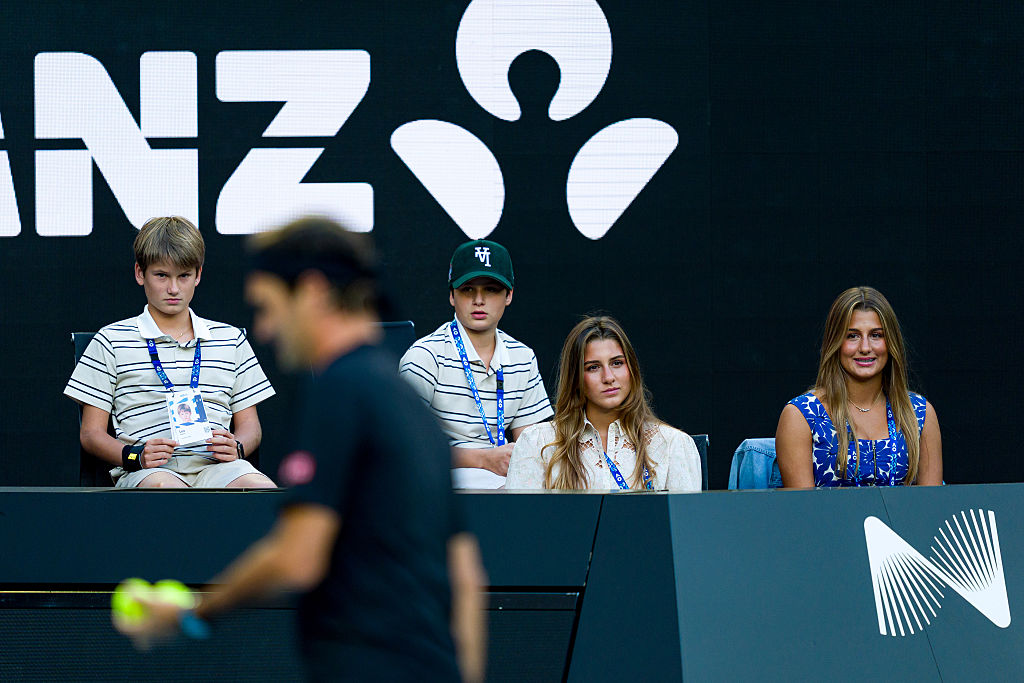 Les filles Myla Rose Federer et Charlene Riva Federer, ainsi que les fils Lenny Federer et Leo Federer, regardent Roger Federer (Suisse) lors du match d'exhibition de la cérémonie d'ouverture précédant l'Open d'Australie 2026 au Melbourne Park, le 17 janvier 2026 à Melbourne, en Australie I Source : Getty Images