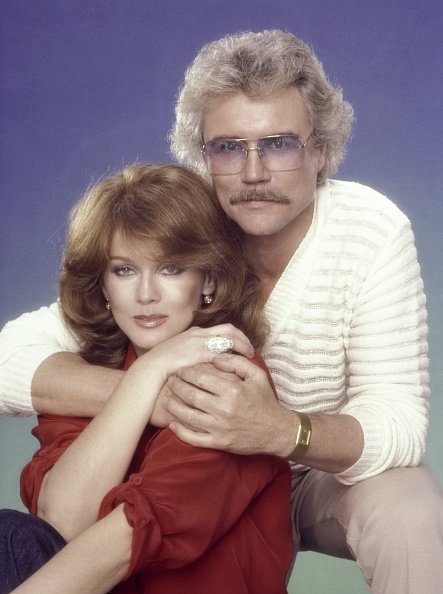 Ann-Margret et Roger Smith posent pour un portrait en 1980 à Los Angeles, Californie | Photo : Getty Images