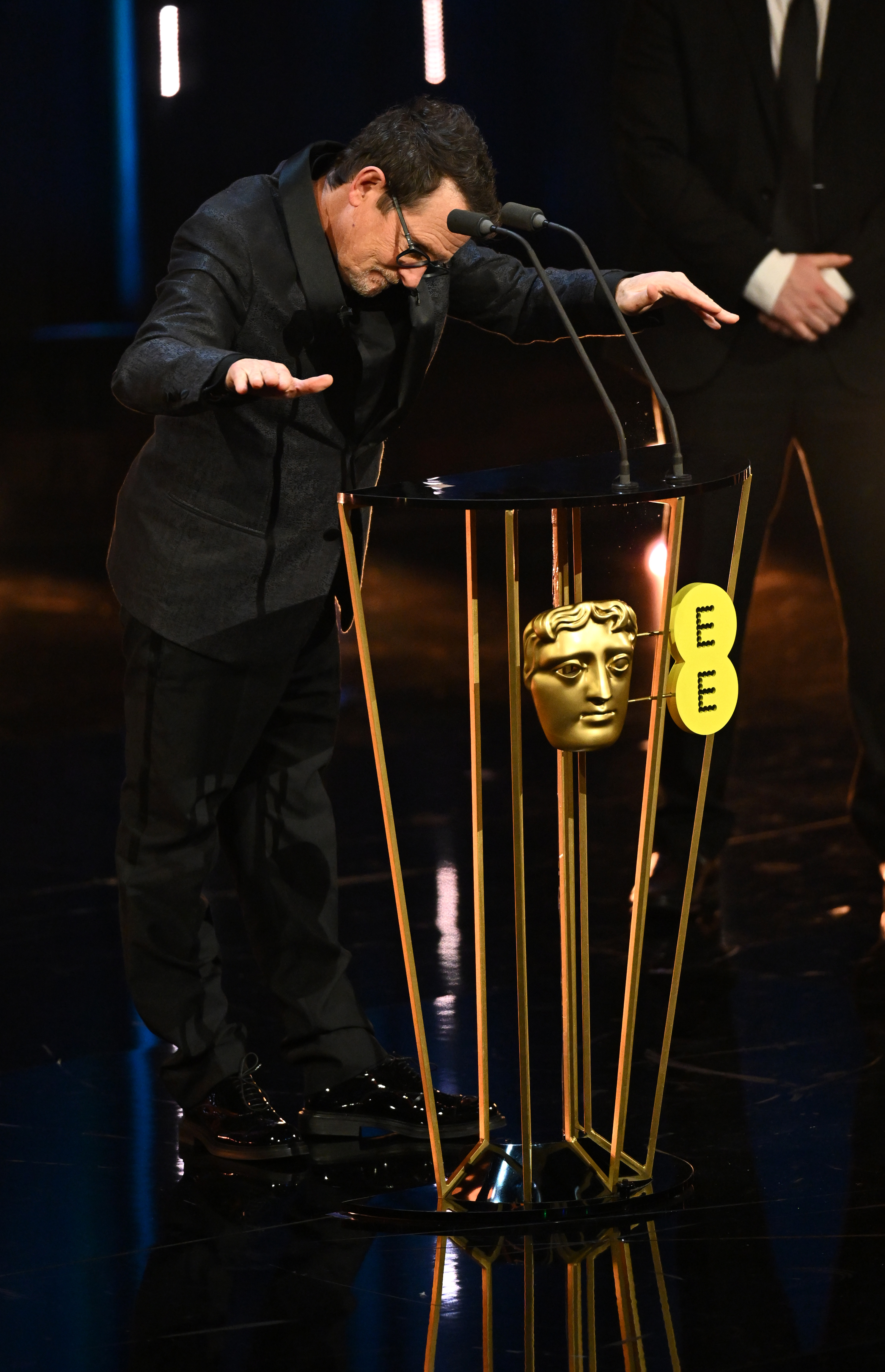 Michael J Fox présente le prix du meilleur film sur scène lors des EE BAFTA Film Awards au Royal Festival Hall de Londres, en Angleterre, le 18 février 2024. | Source : Getty Images
