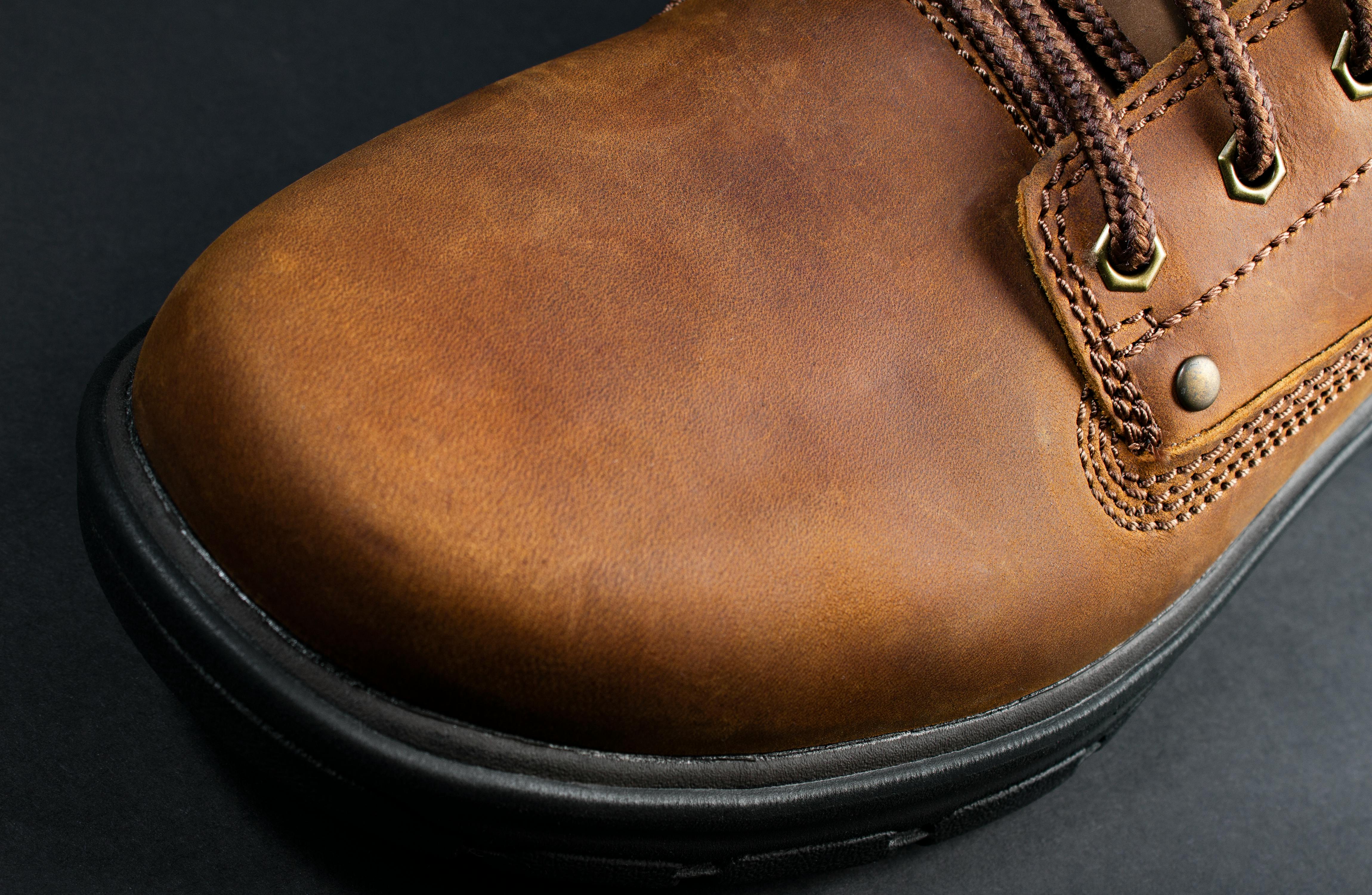 Une chaussure en cuir marron | Source : Pexels