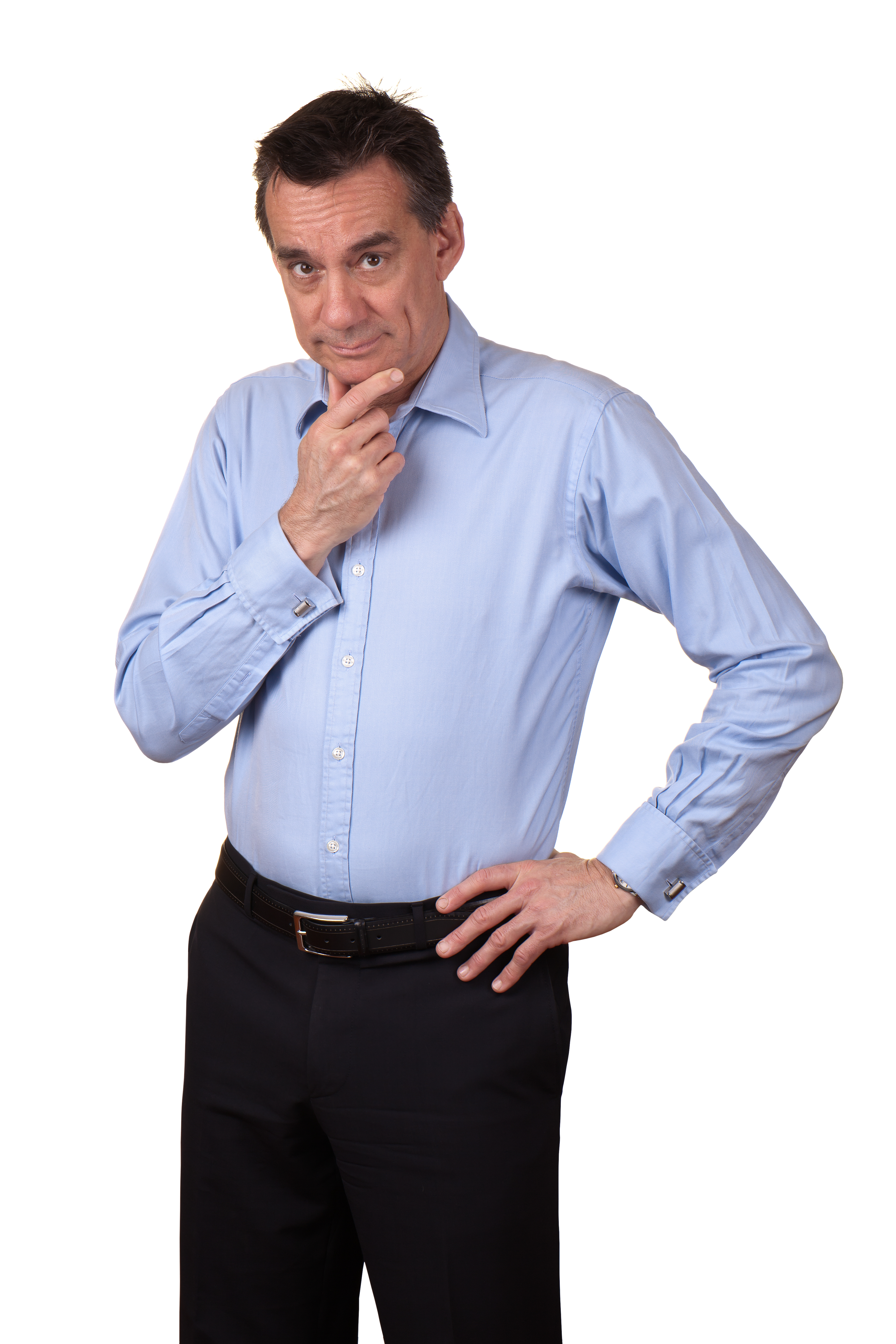 Homme d'âge moyen se frottant le menton | Source : Shutterstock