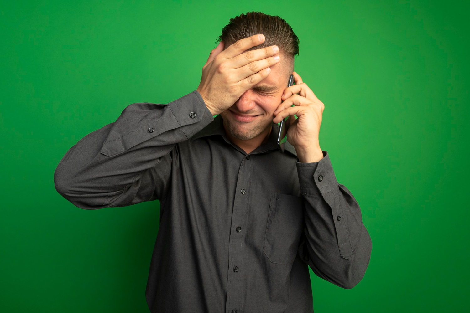 Un homme anxieux qui parle au téléphone | Source : Freepik