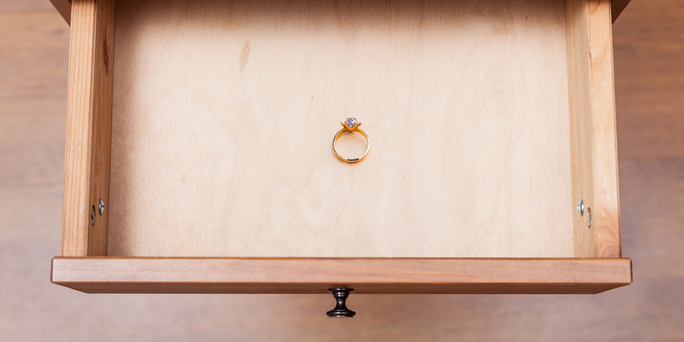 Une bague en diamant reposant dans un tiroir ouvert | Source : Shutterstock
