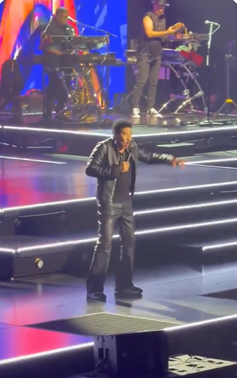 Lionel Richie se produit au Grand Casino Arena de St. Paul, dans le Minnesota, lors de la soirée d'ouverture de la tournée « Sing A Song All Night Long » avec Earth, Wind & Fire. Cette tournée nord-américaine de 26 dates a débuté le 24 juin et marque la dernière réunion en date de ces deux groupes légendaires, qui avaient déjà tourné ensemble en 2023 et 2024. | Source : X/Jon Bream