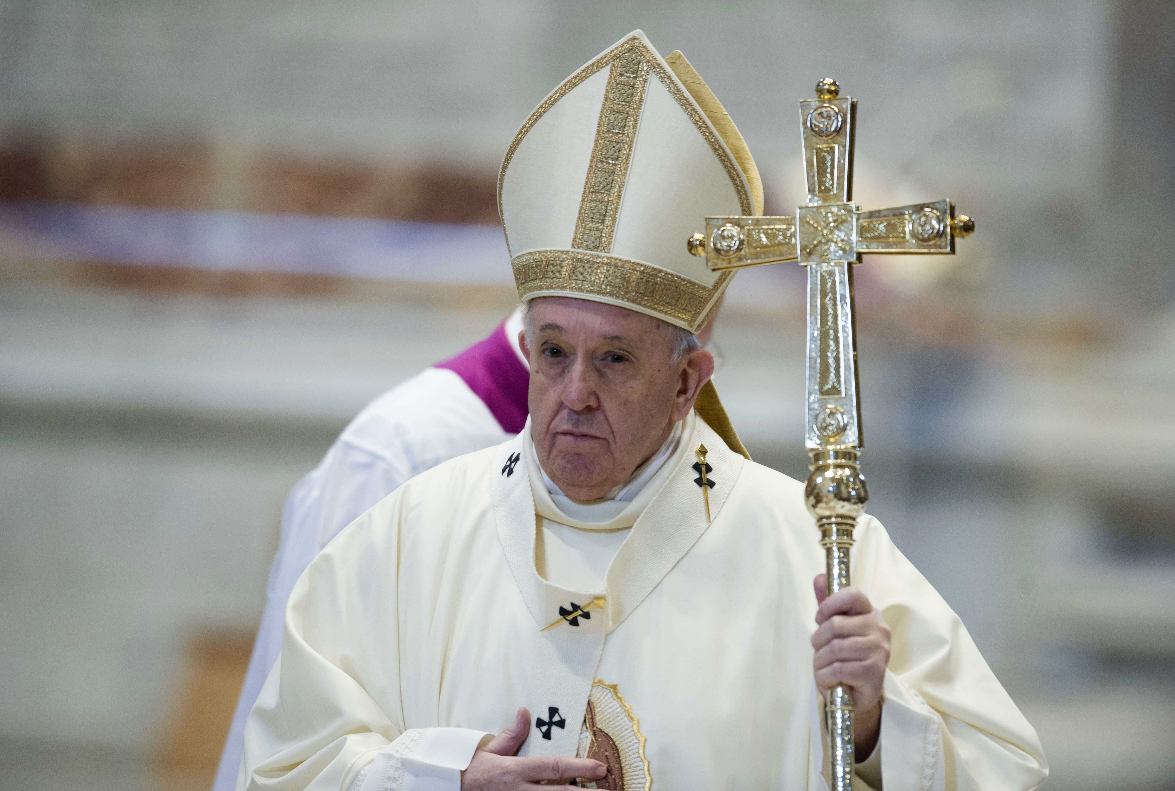 Le pape François lors de la célébration de la messe pour la fête de Notre-Dame de Guadalupe à l'autel de la Chaire dans la basilique Saint-Pierre, le 12 décembre 2020, dans la Cité du Vatican. | Source : Getty Images