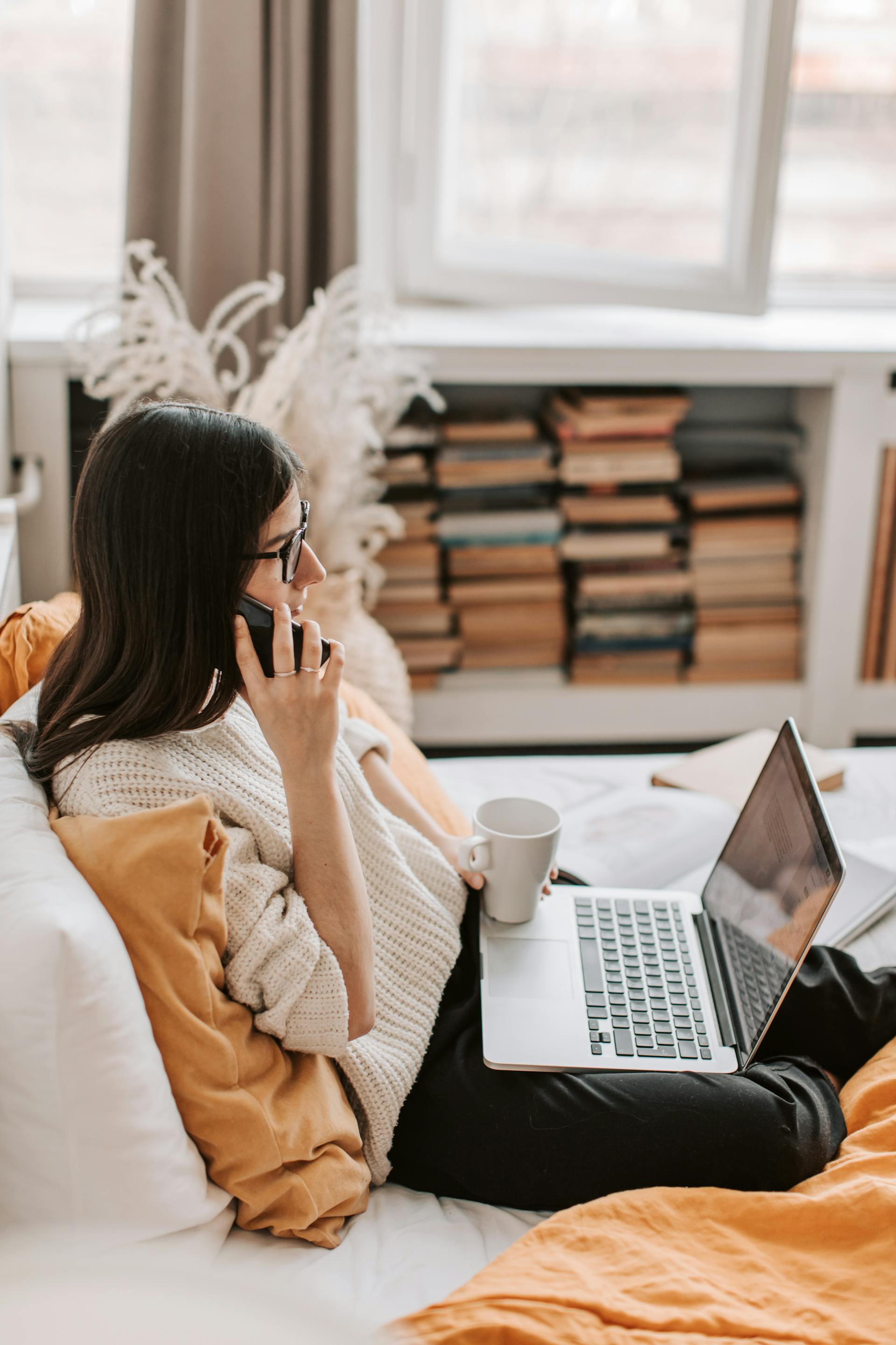 Une femme qui parle au téléphone | Source : Pexels