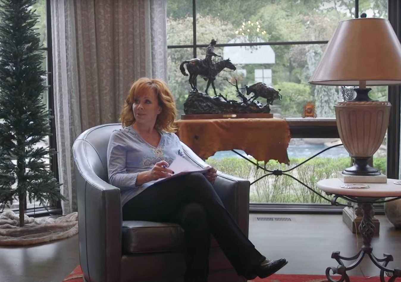 Reba McEntire dans son manoir de Nashville, extrait d'une vidéo datée du 20 novembre 2020 | Source : YouTube/RebaMcEntire