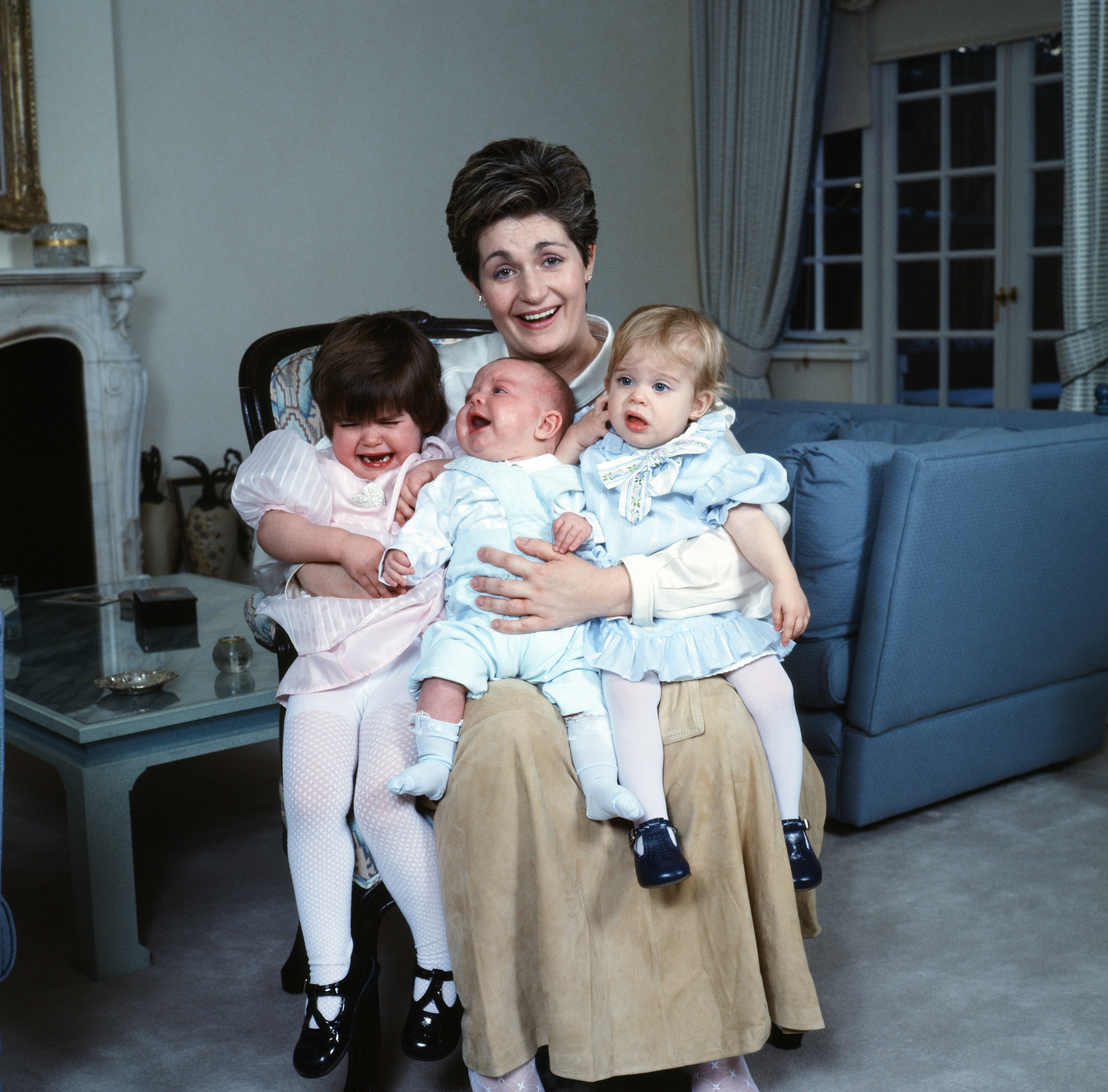 Sharon Osbourne avec ses trois enfants, Aimee, Kelly et Jack, en 1986 | Source : Getty Images