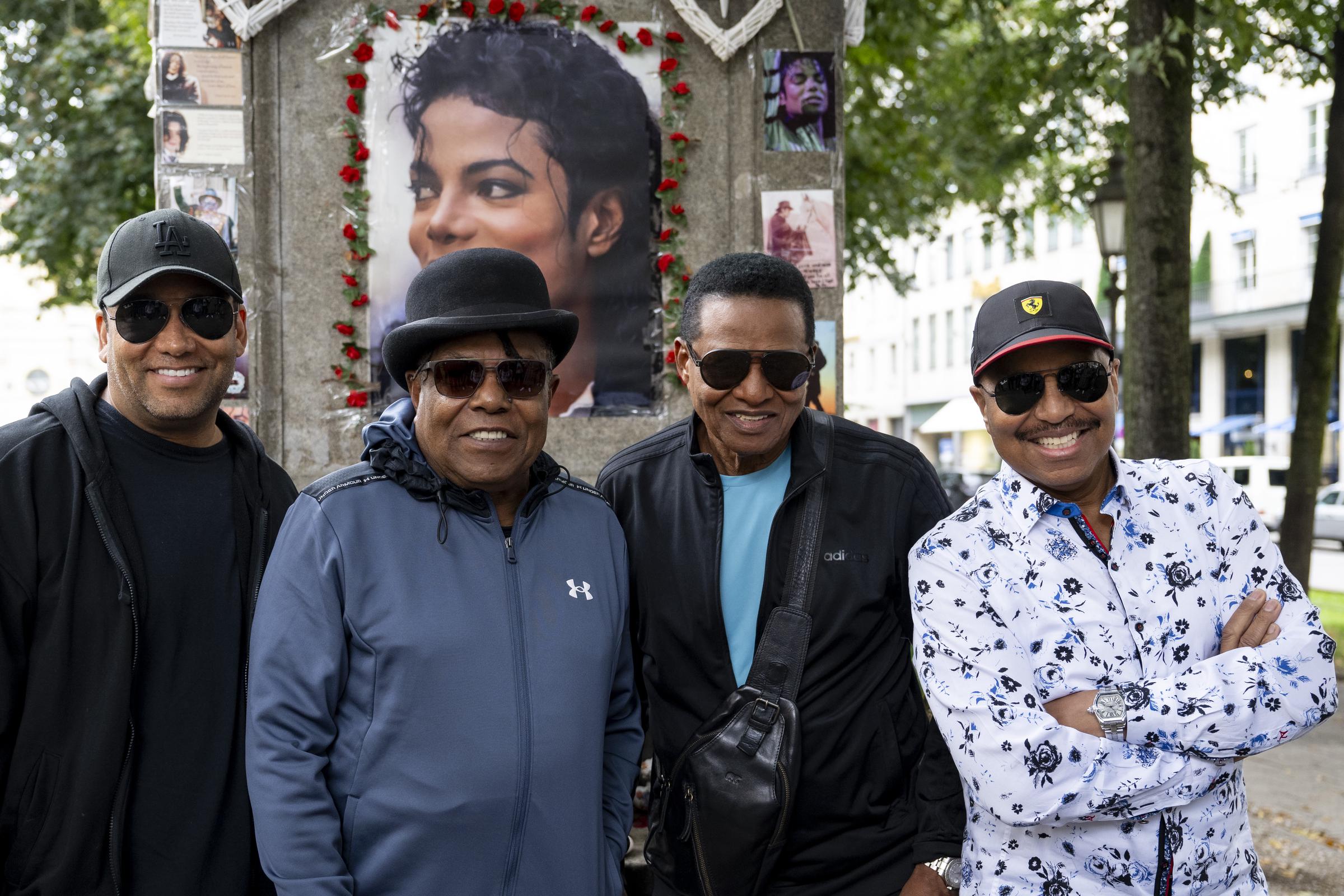 Le groupe de musique "The Jacksons" avec Taryll, Tito, Jackie et Marlon Jackson devant le mémorial de Michael Jackson devant l'hôtel Bayerischer Hof, le 9 septembre 2024 | Source : Getty Images