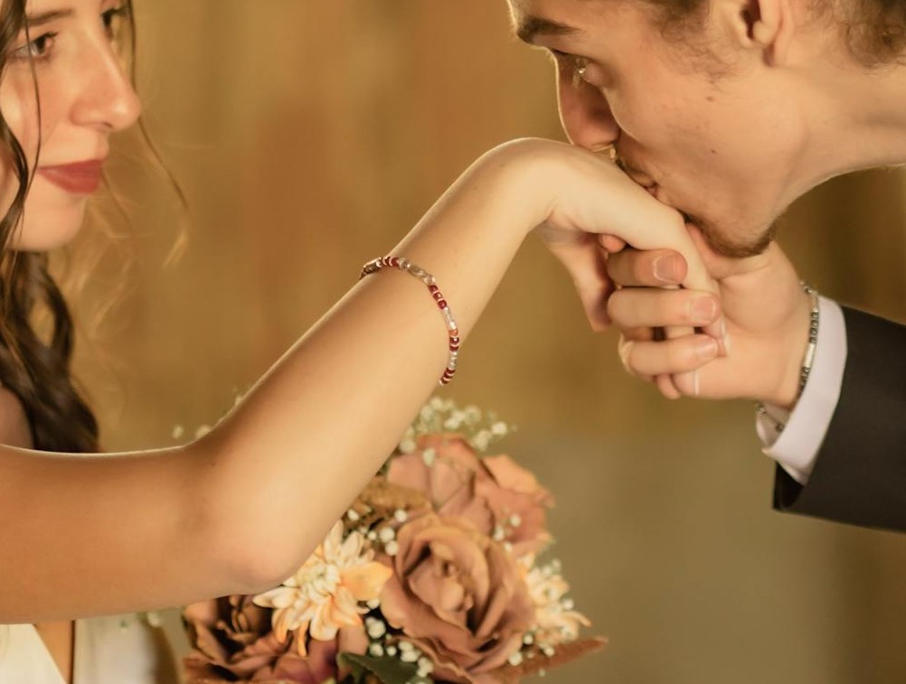 Un homme embrassant la main d’une femme | Source : Pexels