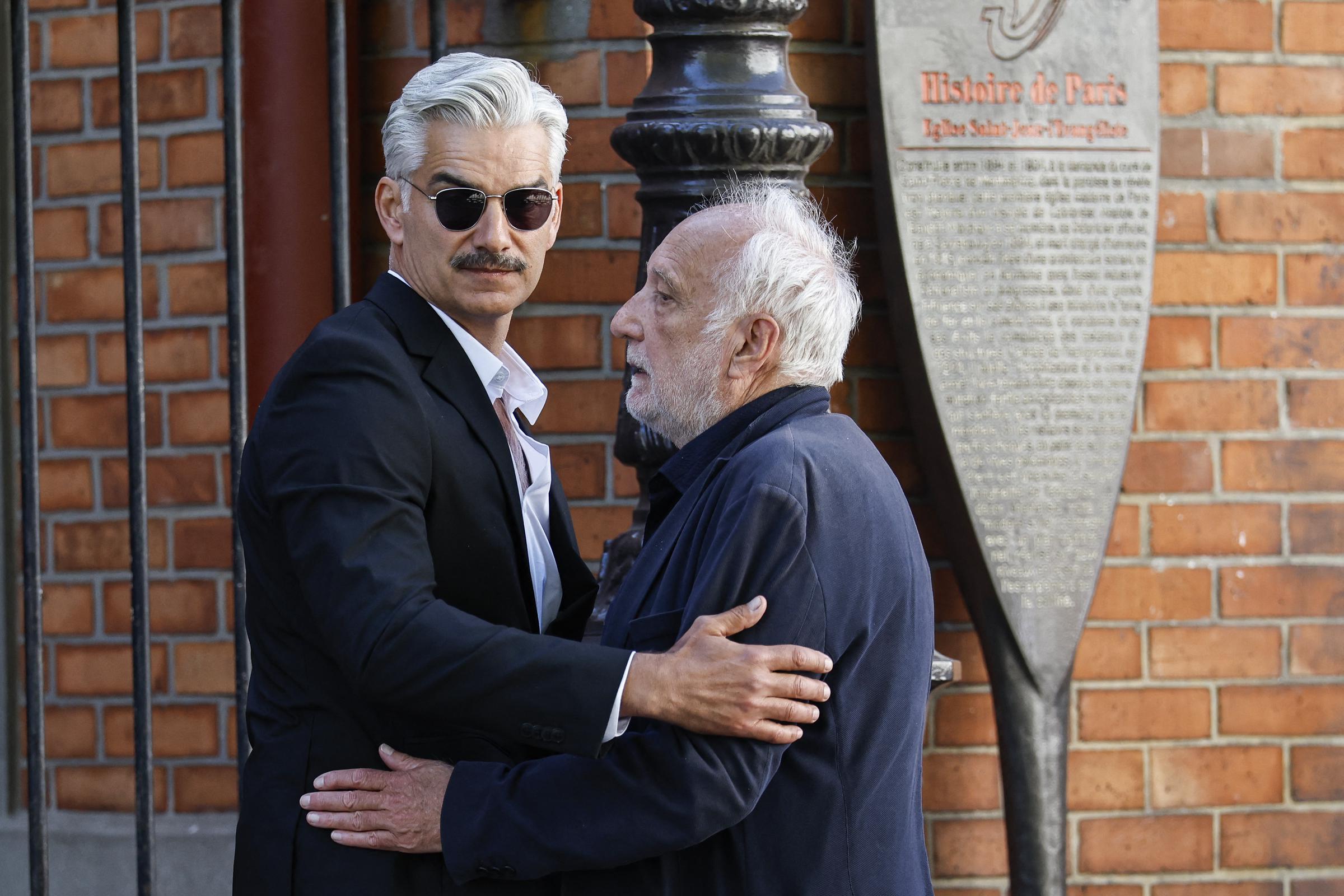Le Belge François Vincentelli et l'acteur français François Berléand arrivent aux funérailles de l'actrice française Nadia Fares à l'église Saint-Jean-de-Montmartre à Paris, le 24 avril 2026. Nadia Fares est décédée le 17 avril 2026, à l'âge de 57 ans, après avoir été retrouvée inconsciente dans une piscine à Paris et avoir passé plusieurs jours dans le coma I Source : Getty Images