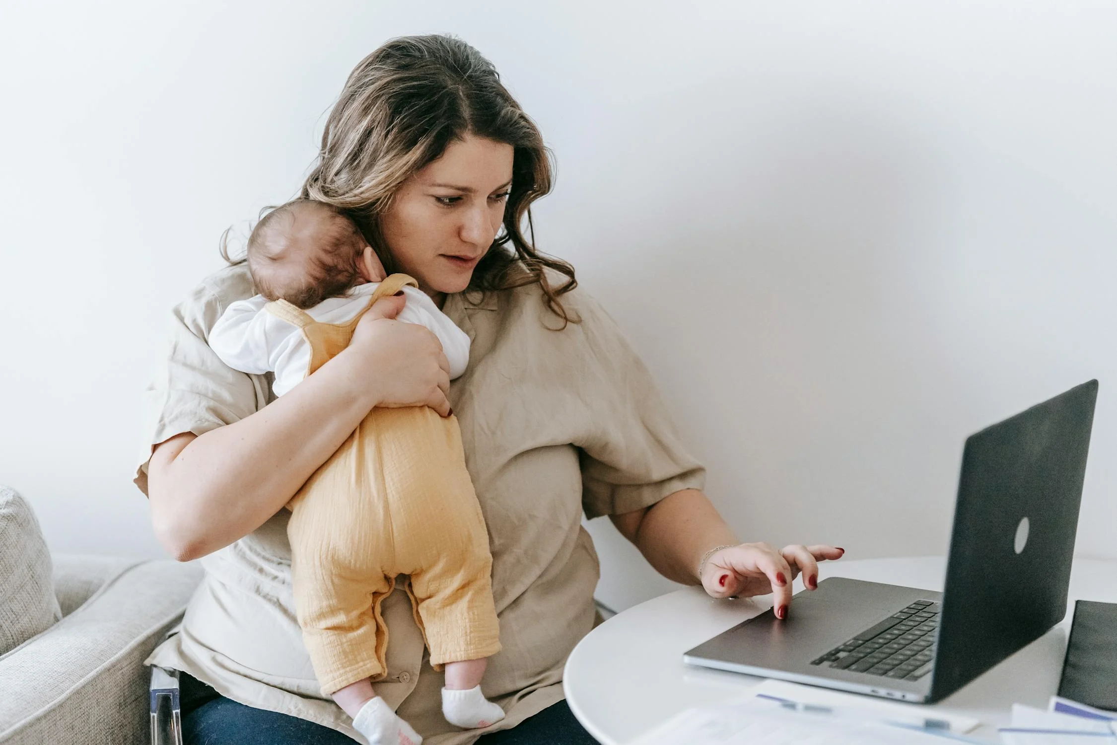 Une femme travaillant sur son ordinateur portable | Source : Pexels