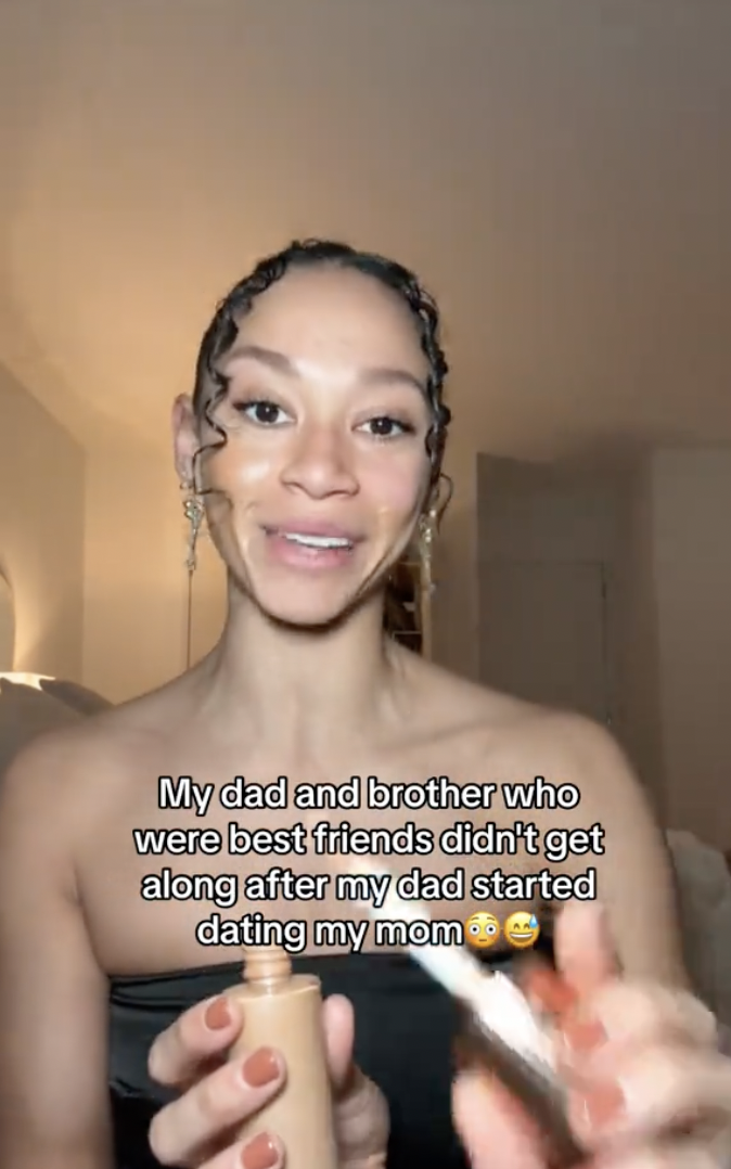 Alicia Holloway dans sa vidéo TikTok où elle parle de la dynamique entre sa mère, son père et son frère. | Source : tiktok/aliciamaeholloway