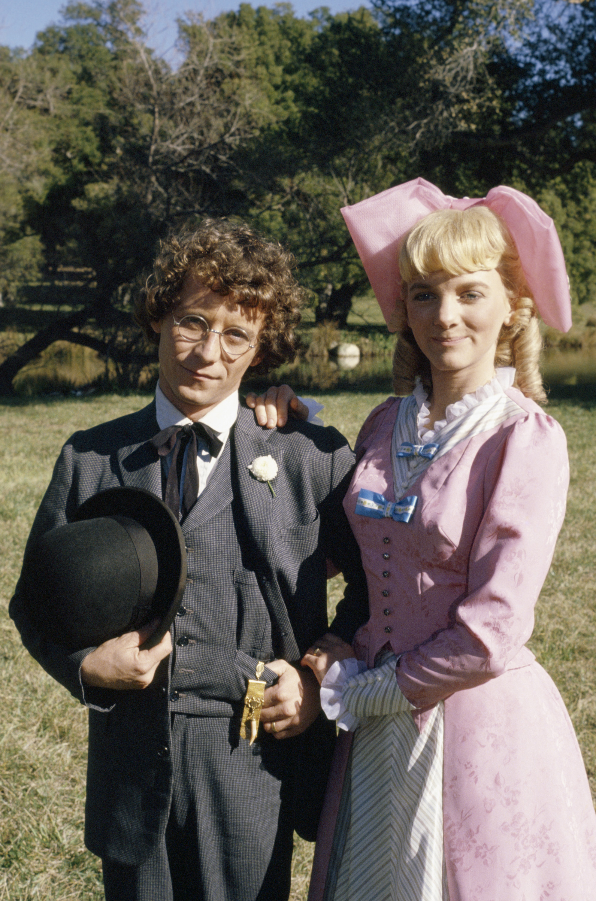 Le mariage de Nellie a surpris les téléspectateurs qui l'avaient vue malmener Laura pendant des années. Hors caméra, l'amitié très forte qui liait les deux acteurs a poussé de nombreux fans à croire qu'ils formaient un couple dans la vraie vie. | Source : Getty Images