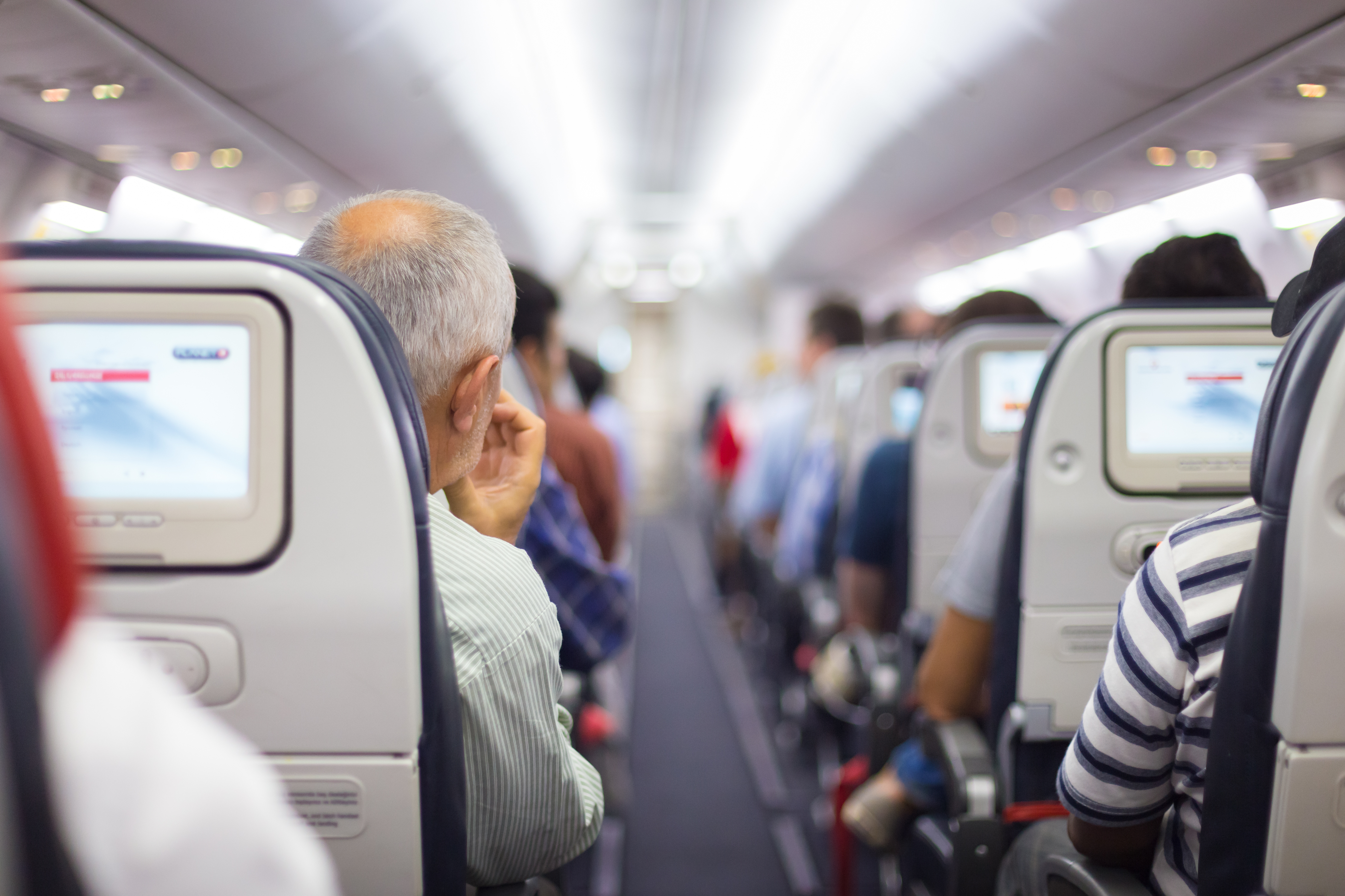 Pasajeros en un avión | Fuente: Shutterstock
