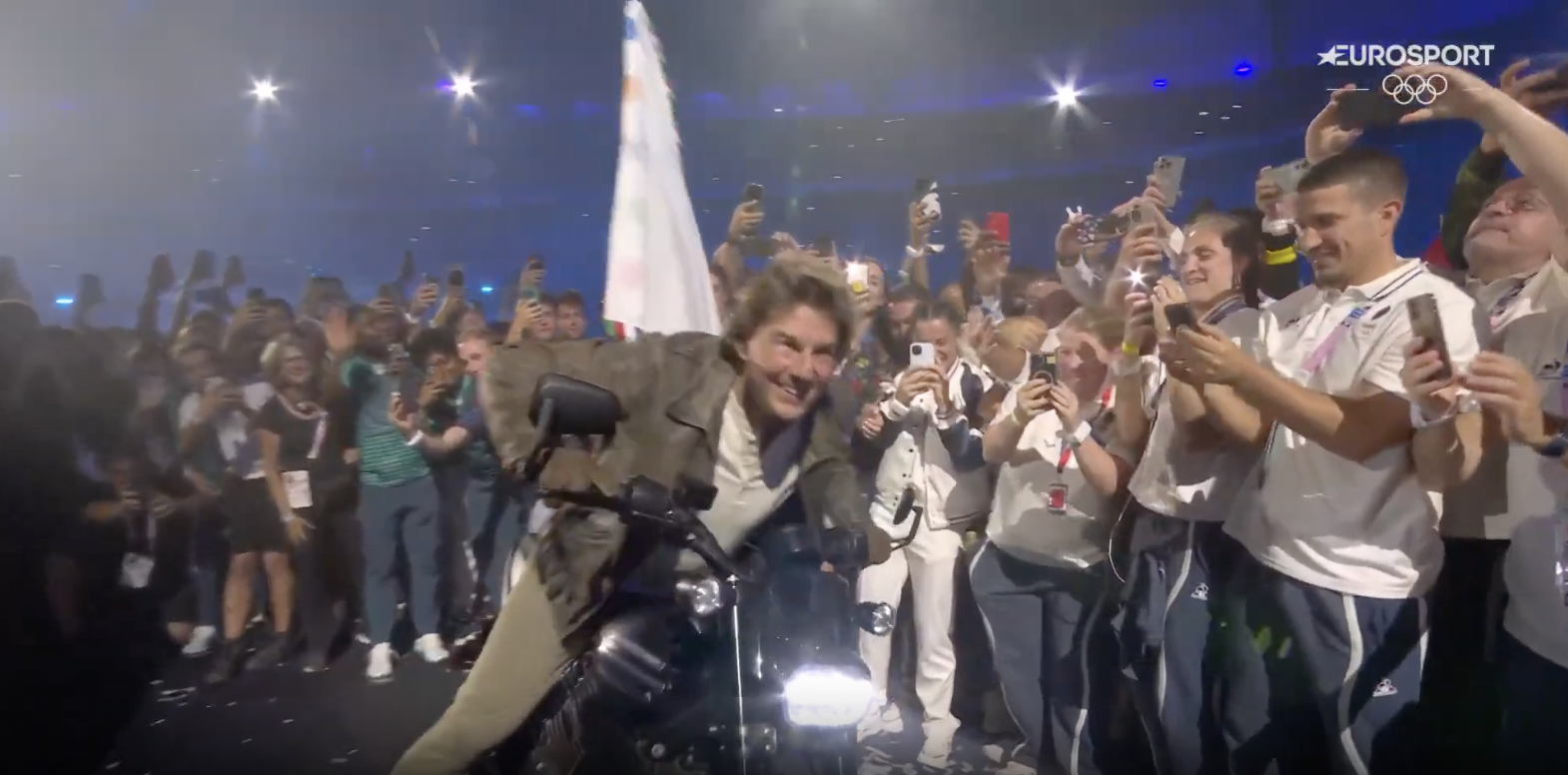 Tom Cruise quittant le stade avec le drapeau olympique, posté le 12 août 2024 | Source : YouTube/Eurosport