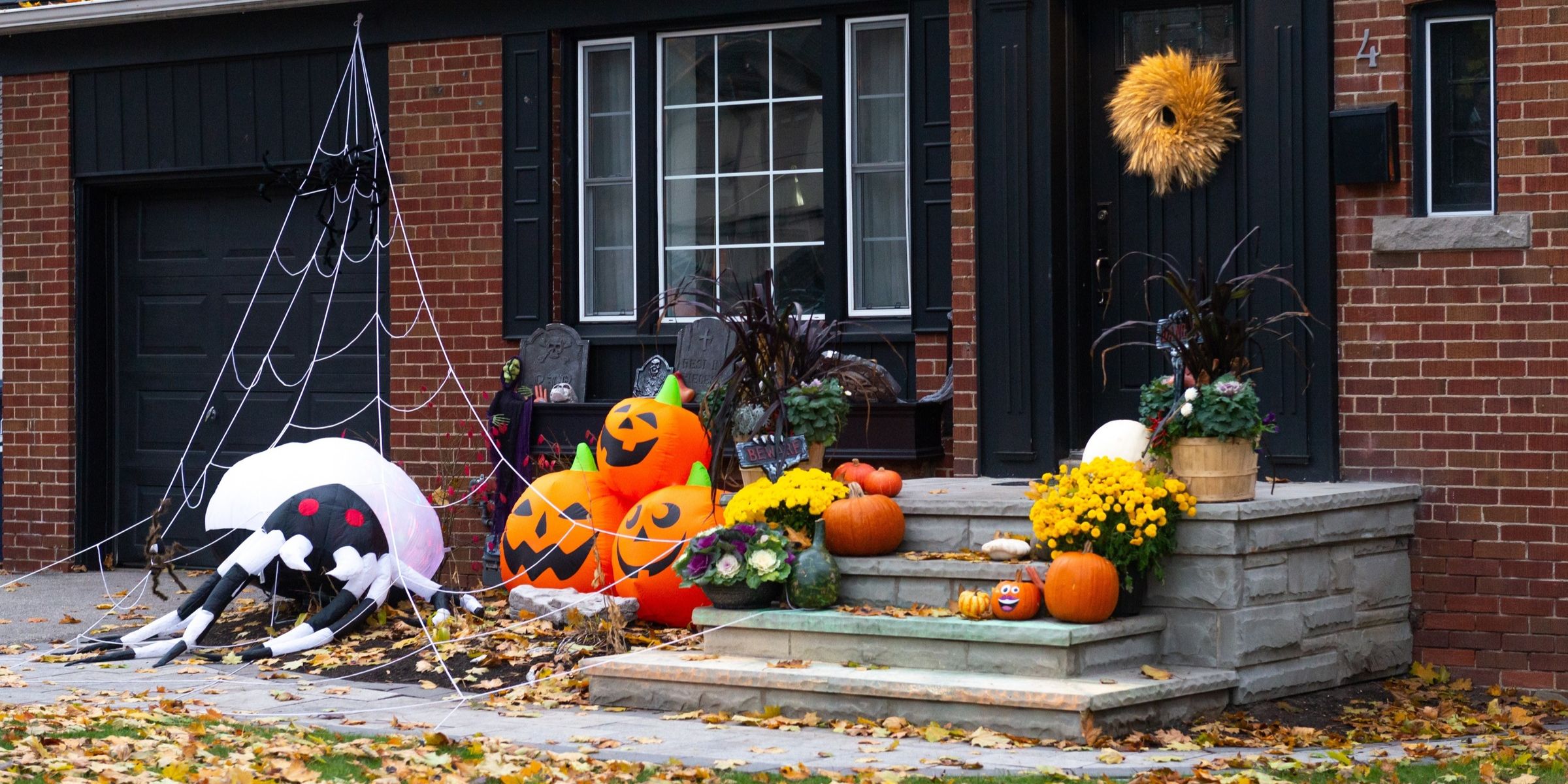 Une maison décorée pour Halloween | Source : Shutterstock