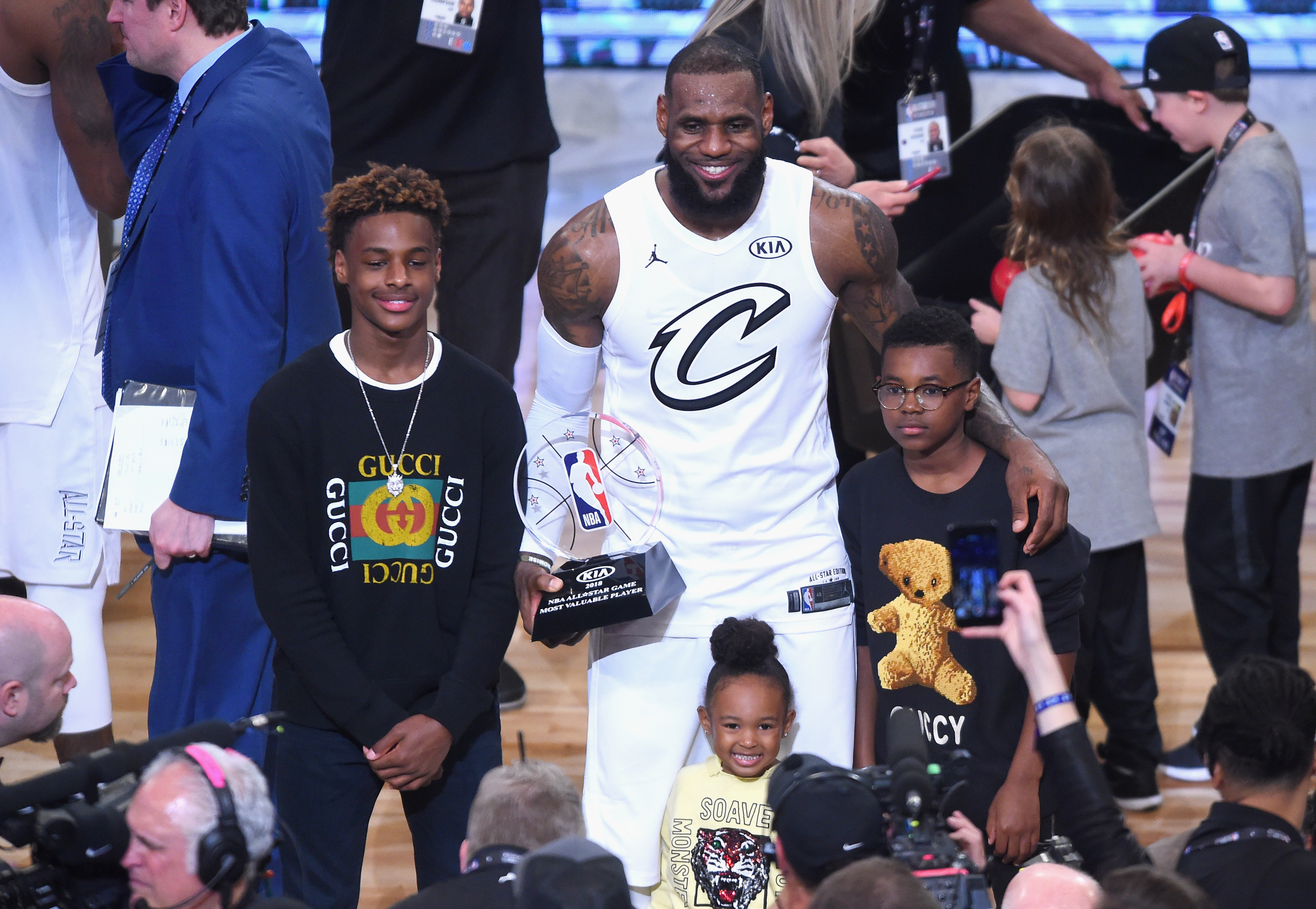 LeBron James Jr, LeBron James #23, Zhuri James et Bryce Maximus James posent pour une photo avec le trophée du MVP du All-Star Game lors du NBA All-Star Game 2018 au Staples Center le 18 février 2018 à Los Angeles, Californie | Source : Getty Images.
