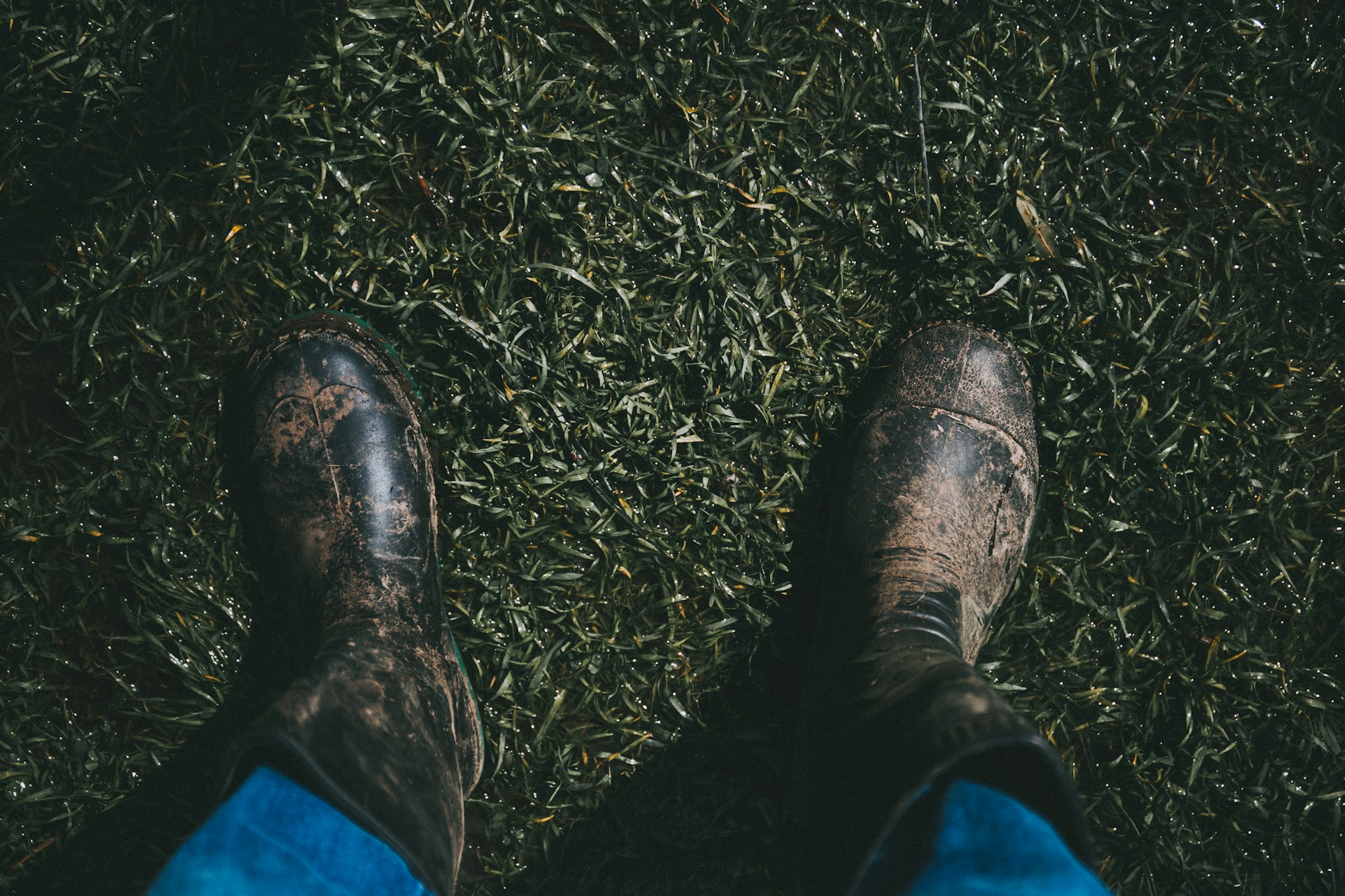 Une personne portant des bottes boueuses | Source : Unsplash