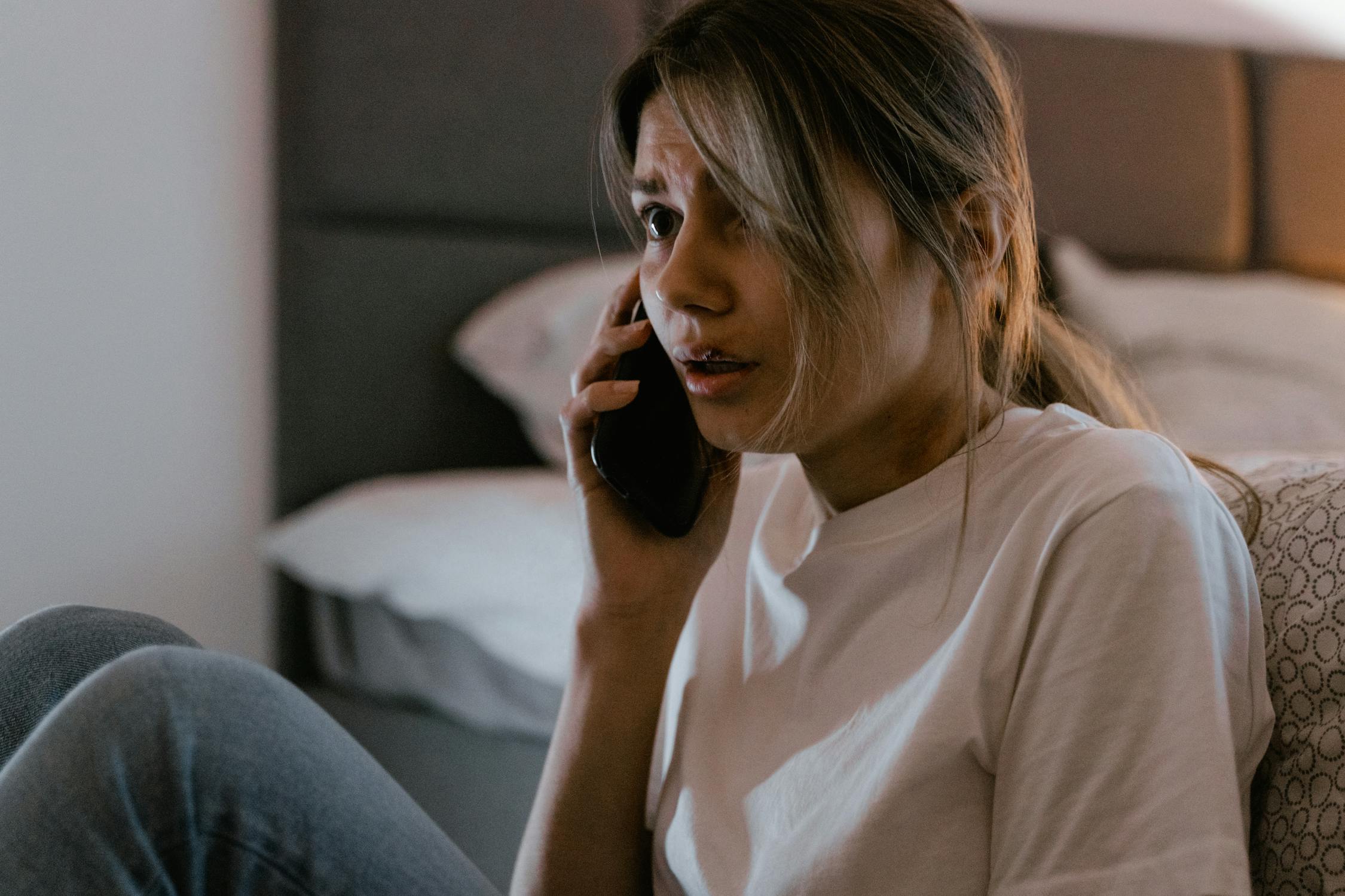 Une femme effrayée qui parle dans son téléphone | Source : Pexels