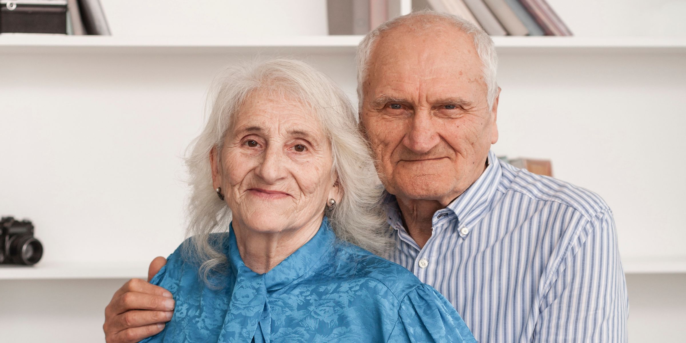 Gros plan sur un couple de personnes âgées | Source : Magnific