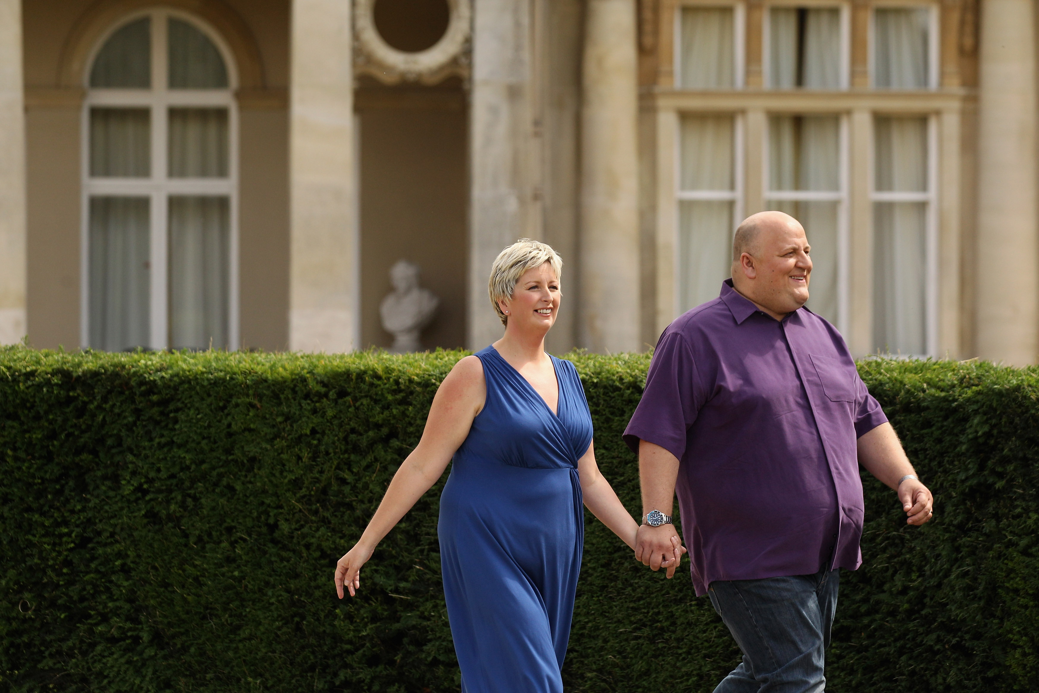 Gillian et Adrian Bayford célèbrent le fait d'avoir remporté le jackpot de plus de 148 millions de livres sterling à la loterie EuroMillions, le 14 août 2012, à Hatfield Heath, en Angleterre | Source : Getty Images