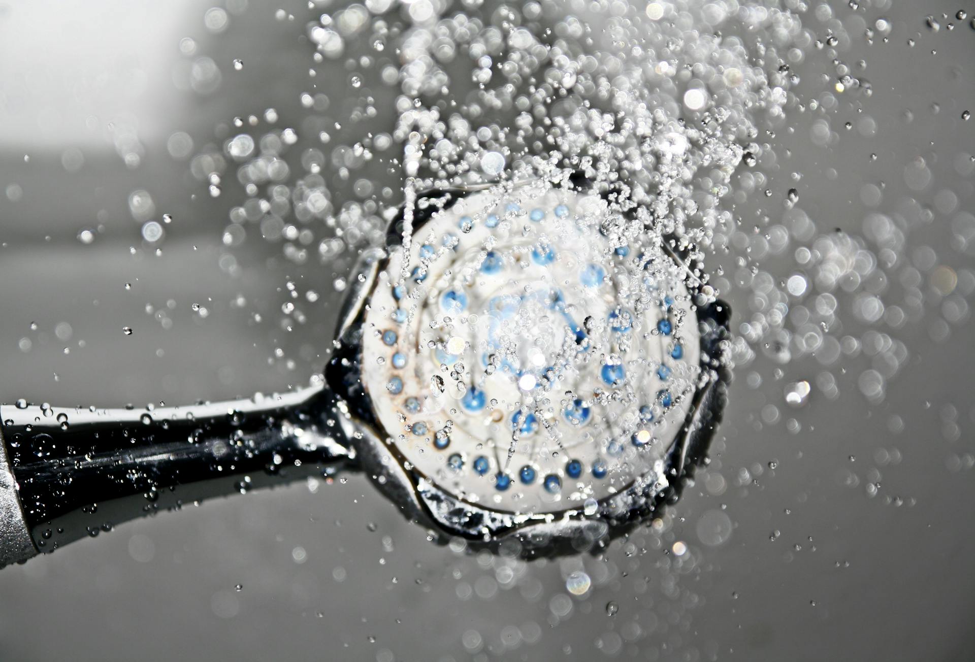 Un pommeau de douche noir | Source : Pexels