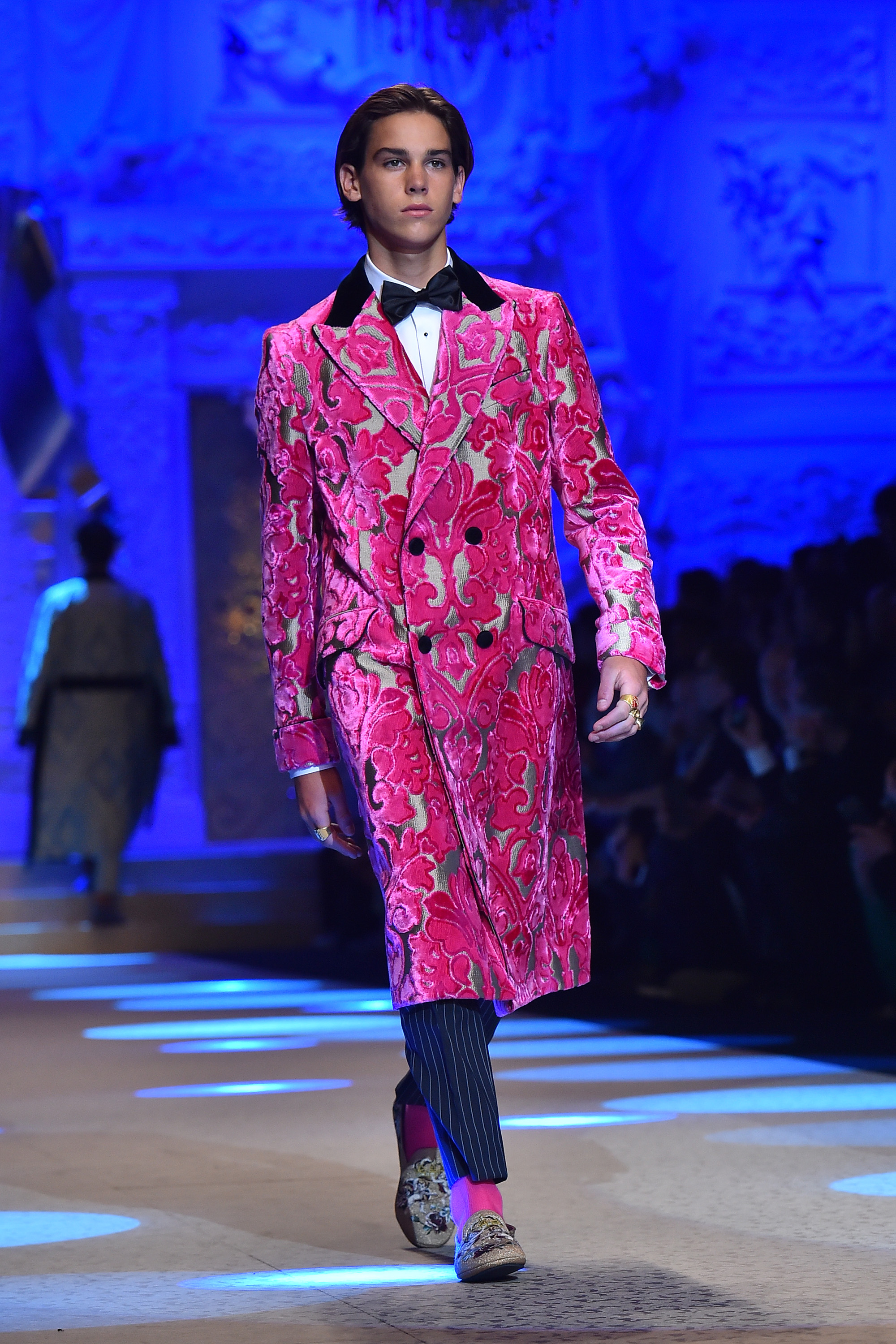 Paris Brosnan marche sur le podium lors du défilé Dolce &amp; Gabbana pendant la semaine de la mode masculine de Milan automne/hiver 2018/19 le 13 janvier 2018 à Milan, Italie | Source : Getty Images