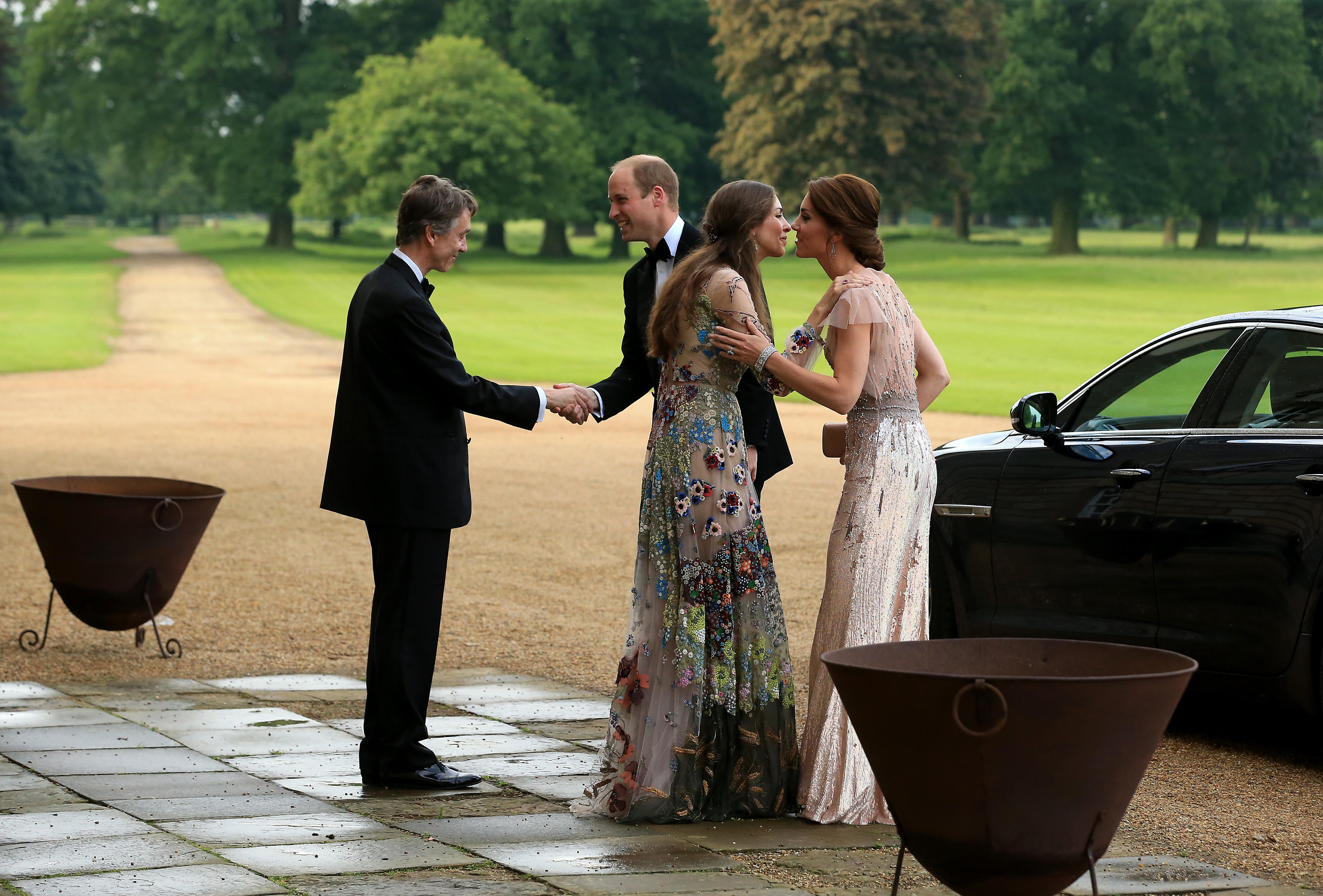 Le prince William et Catherine, duchesse de Cambridge, sont accueillis par David Cholmondeley, marquis de Cholmondeley et Rose Cholmondeley, la marquise de Cholmondeley lors d'un dîner de gala le 22 juin 2016 à King's Lynn, en Angleterre | Source : Getty Images