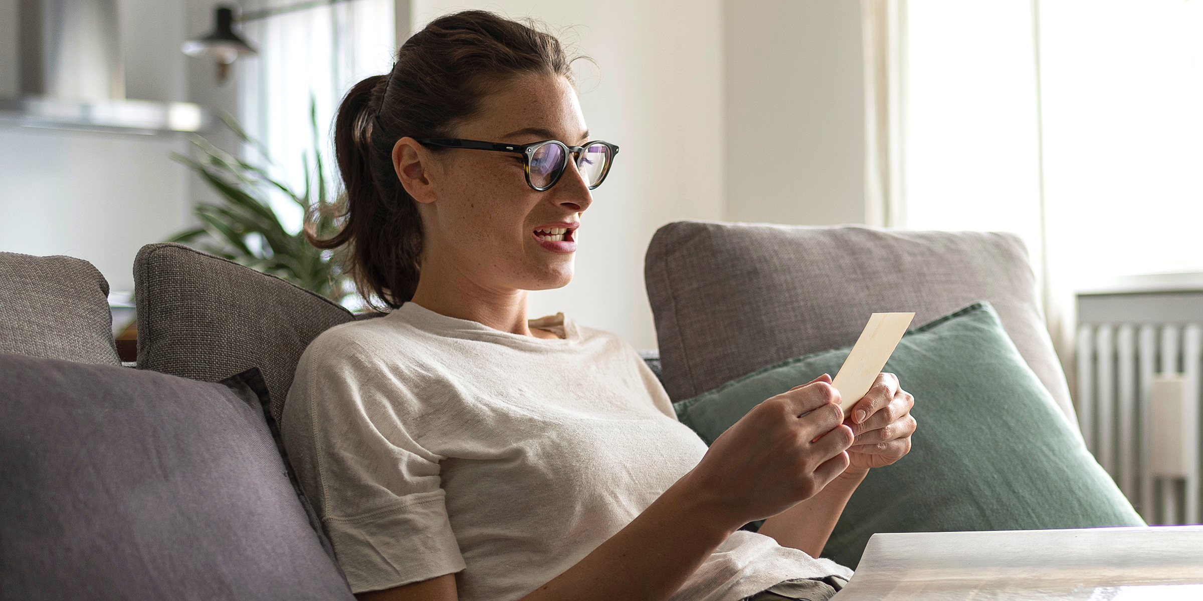 Une femme qui regarde une photo | Source : Shutterstock