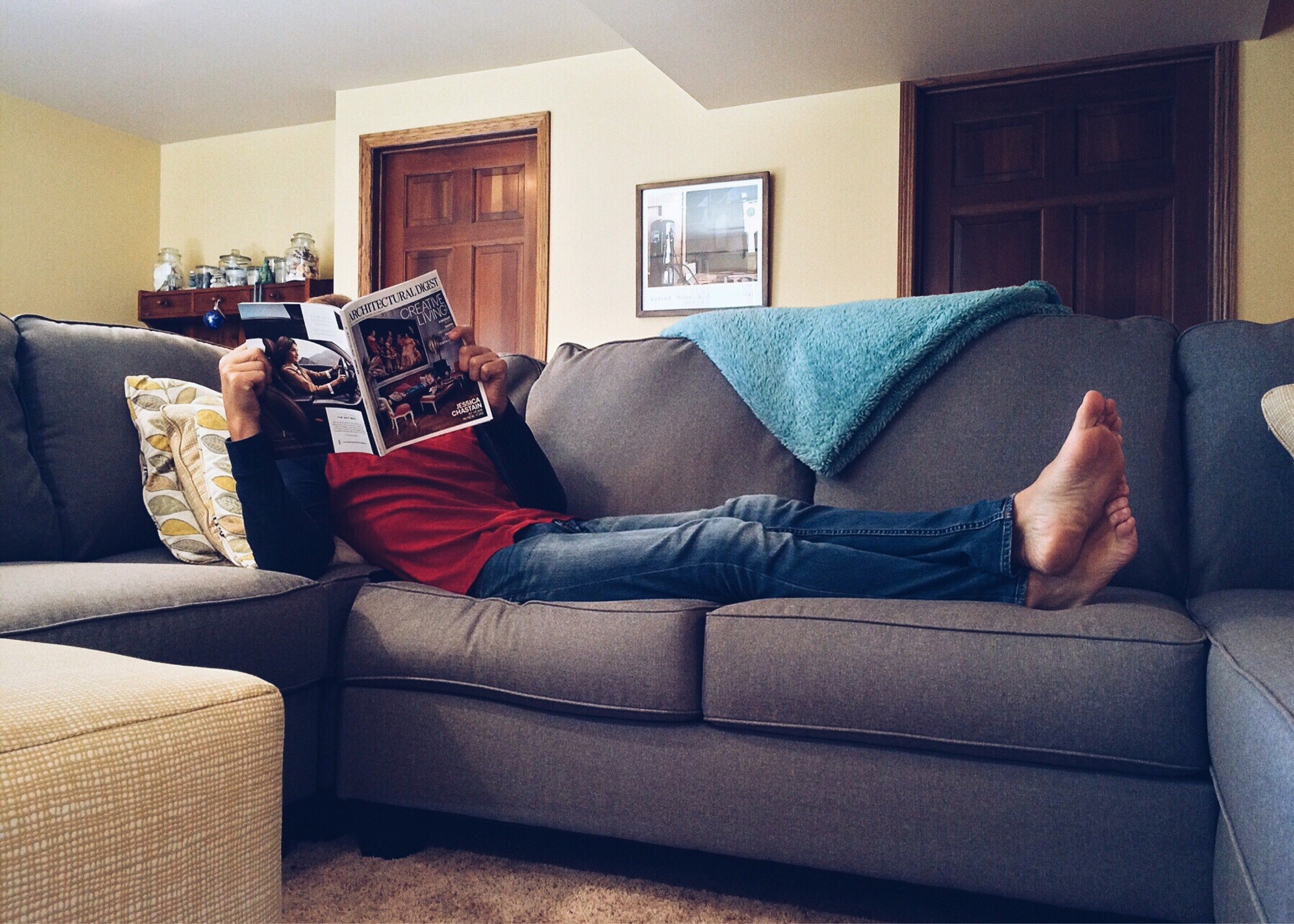 Zach se détendait sur le canapé toute la journée et ne prenait jamais la peine d'aider Lydia. | Source : Pexels
