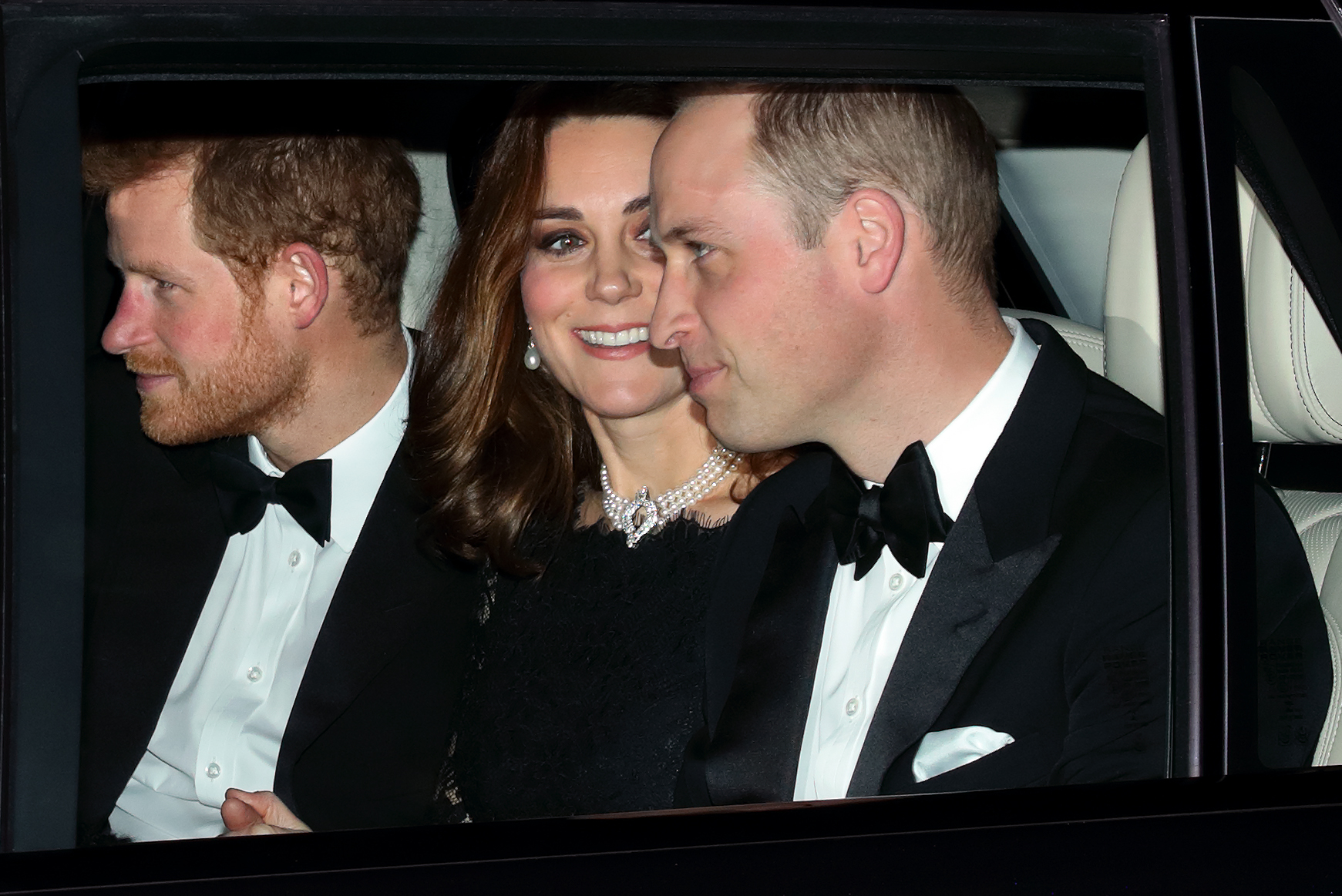 Le prince Harry, Catherine, duchesse de Cambridge, et le prince William, duc de Cambridge, arrivent au château de Windsor pour assister au dîner du 70e anniversaire de mariage de la reine Élisabeth II et du prince Philip, duc d'Édimbourg, le 20 novembre 2017, à Windsor, en Angleterre. | Source : Getty Images