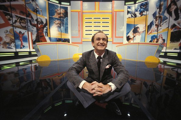 Alain Gillot-Pétré présente l'émission télévisée 'C'est beau la vie' sur La Cinq le 15 février 1986 à Paris, France. | Photo : Getty Images