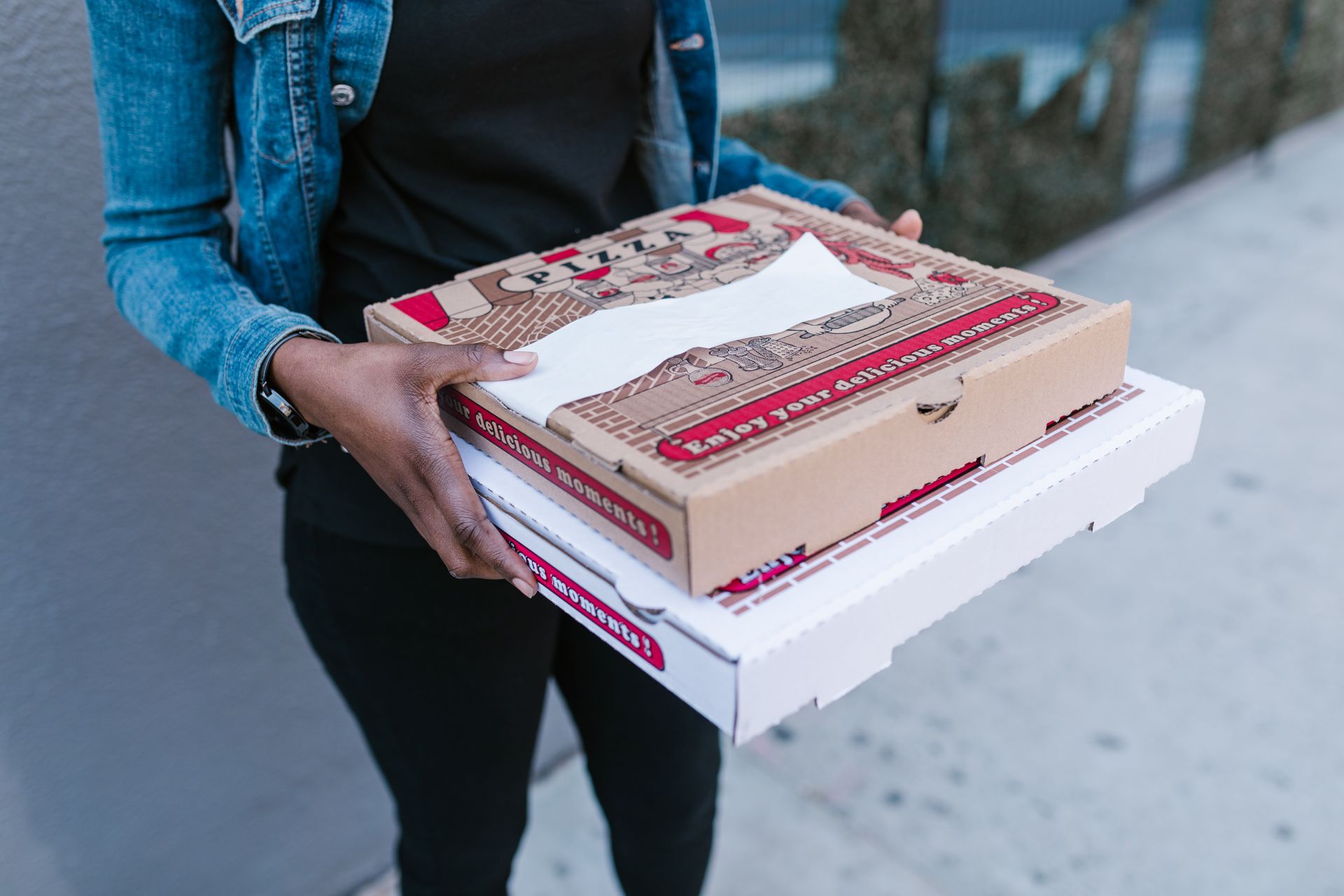 Une femme tenant des boîtes de pizza | Source : Pexels