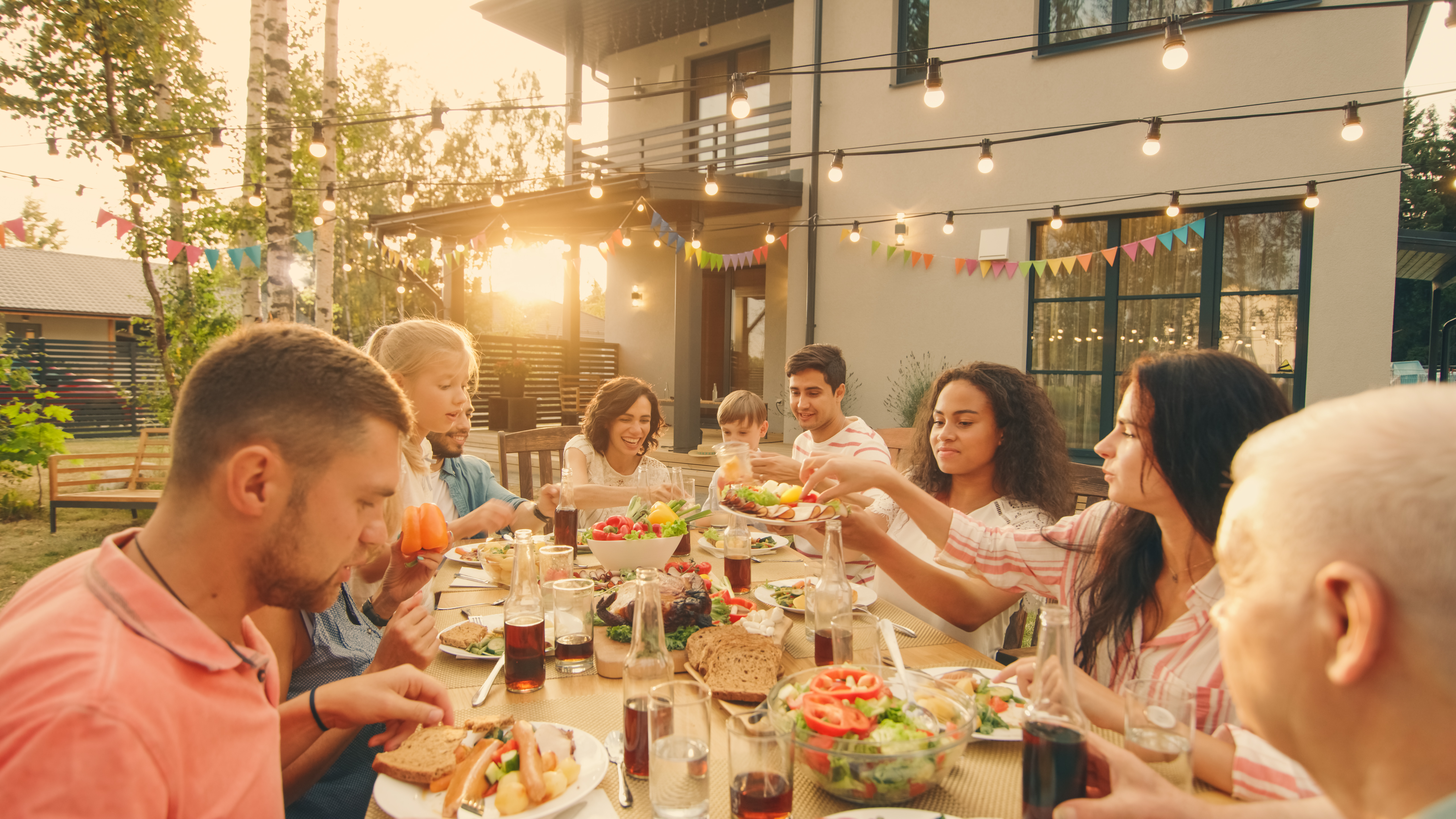 Une grande fête de famille dans le jardin | Source : Shutterstock